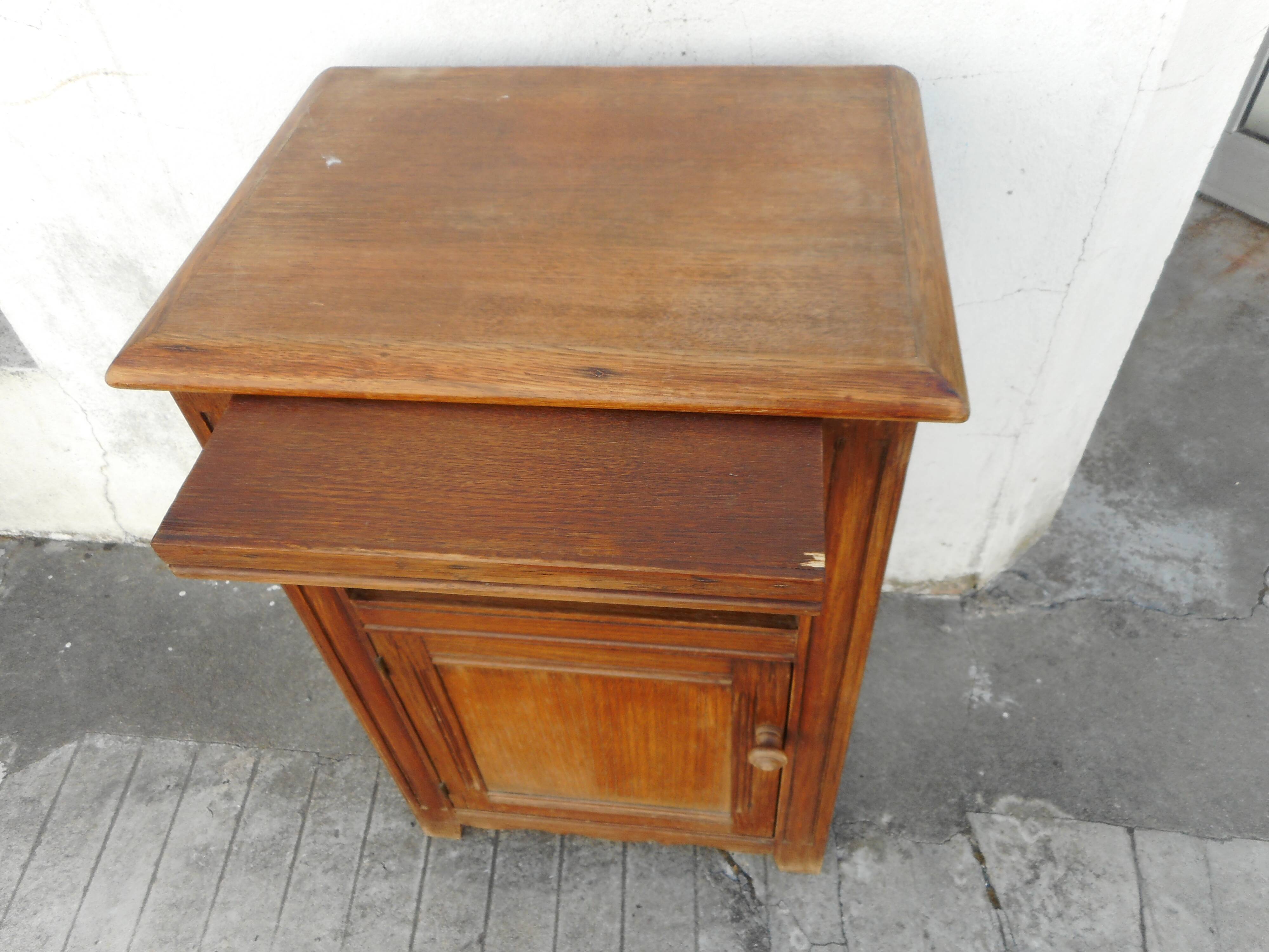 Extra furniture a door topped by a niche