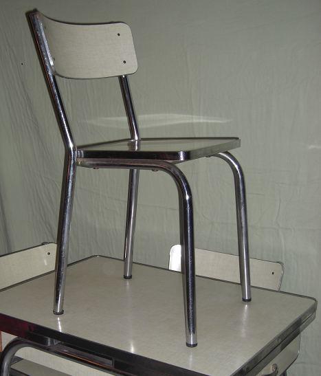 Pivoteau in formica kitchen set