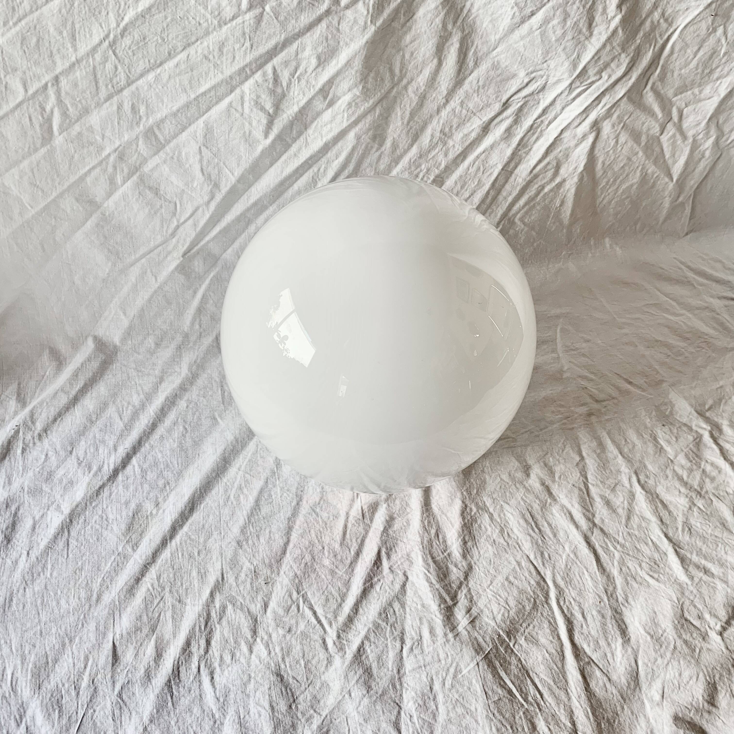 Globe boule vintage en opaline blanche - 28 cm