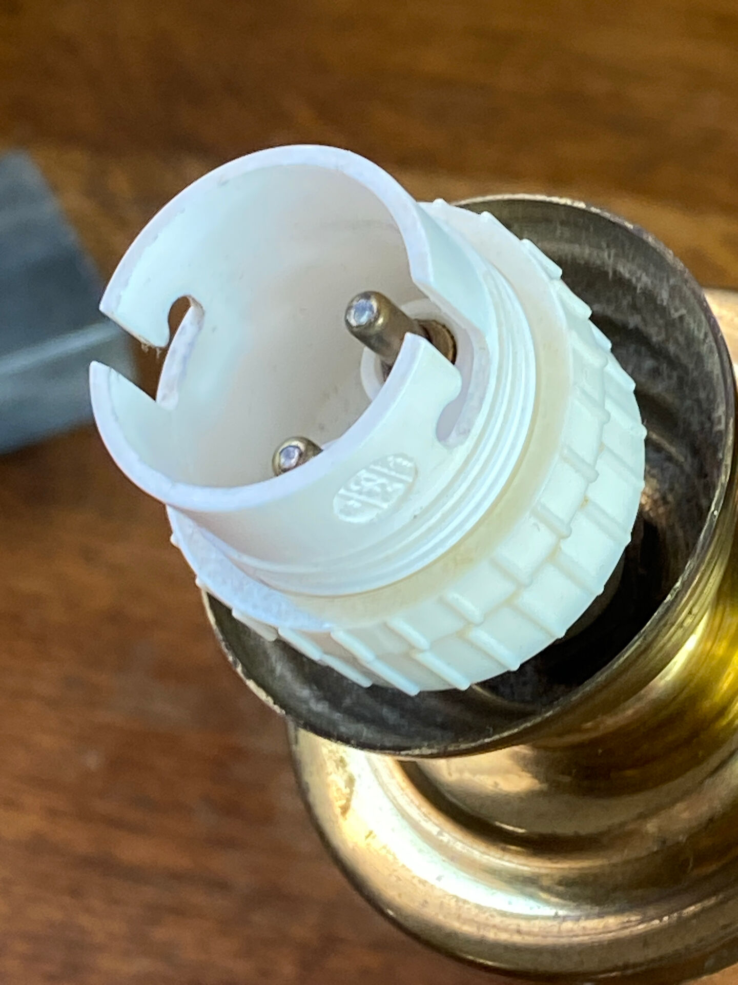 Lampe en bois et laiton, dans le style  Mazda