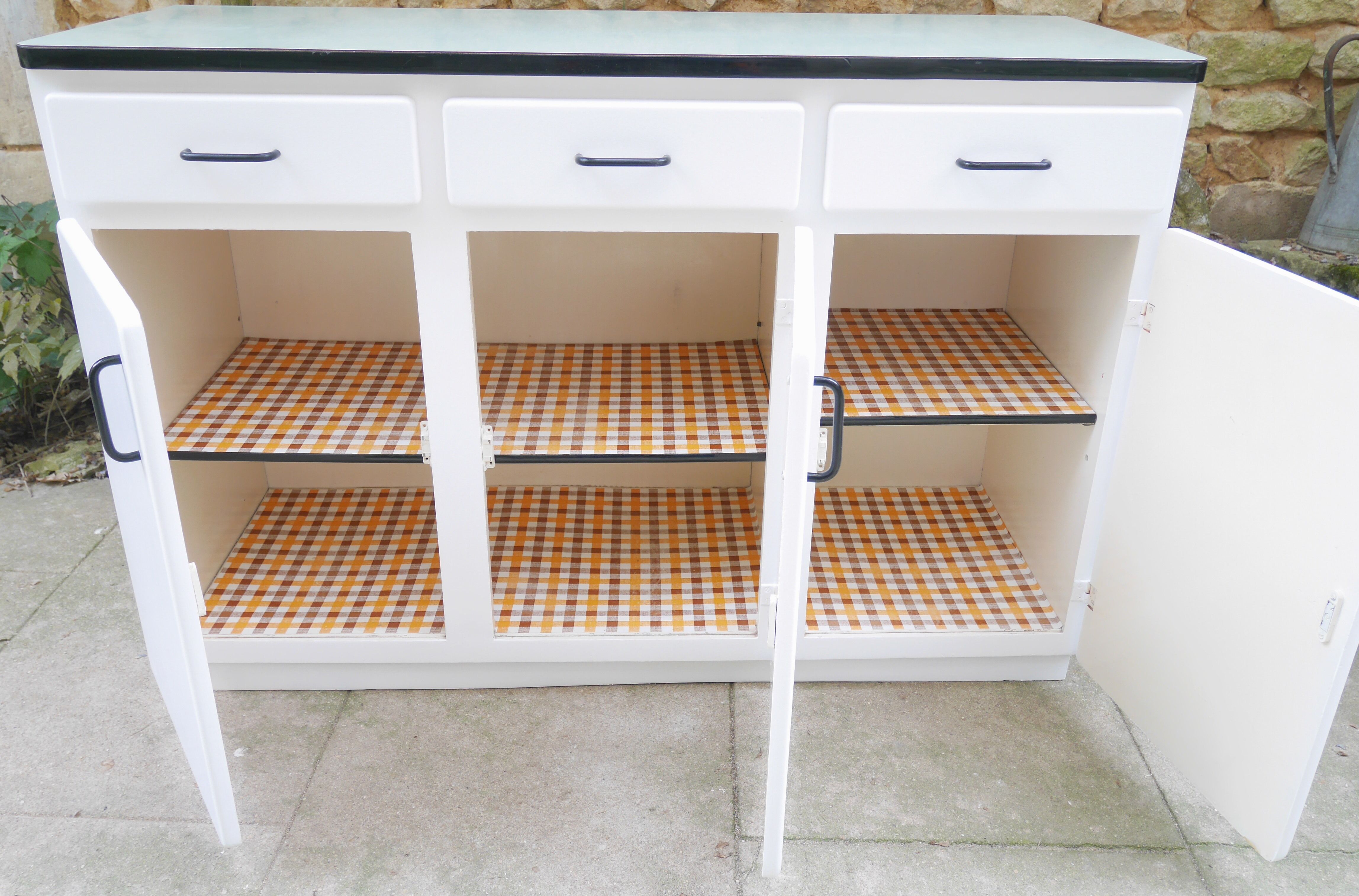 Buffet mado cuisine on formica