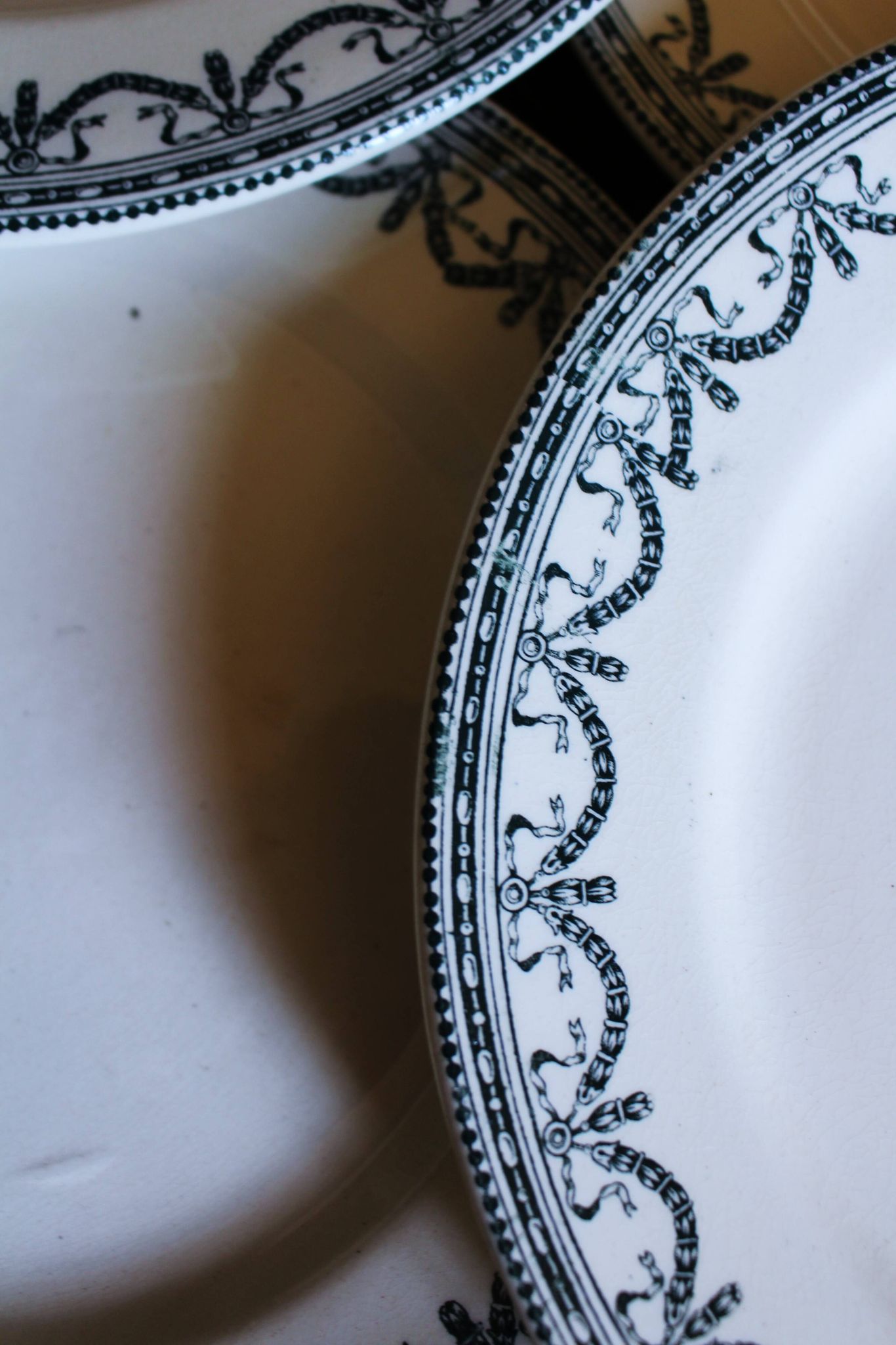 A set of 6 flat plates Terre de Fer Guirlandes Louis XVI Salins