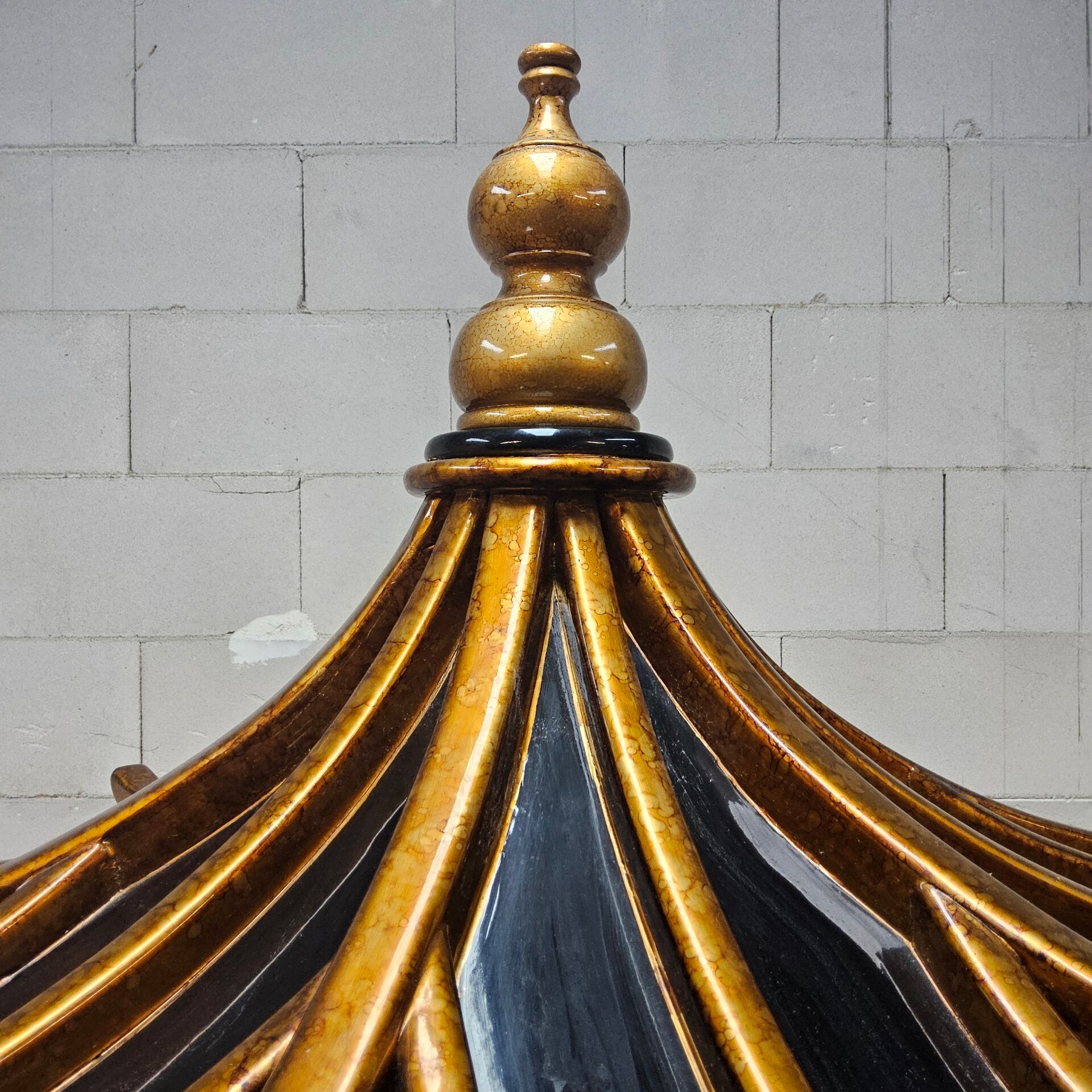 Vitrine chinoise avec toit en pagode et éclairage (asiatique)