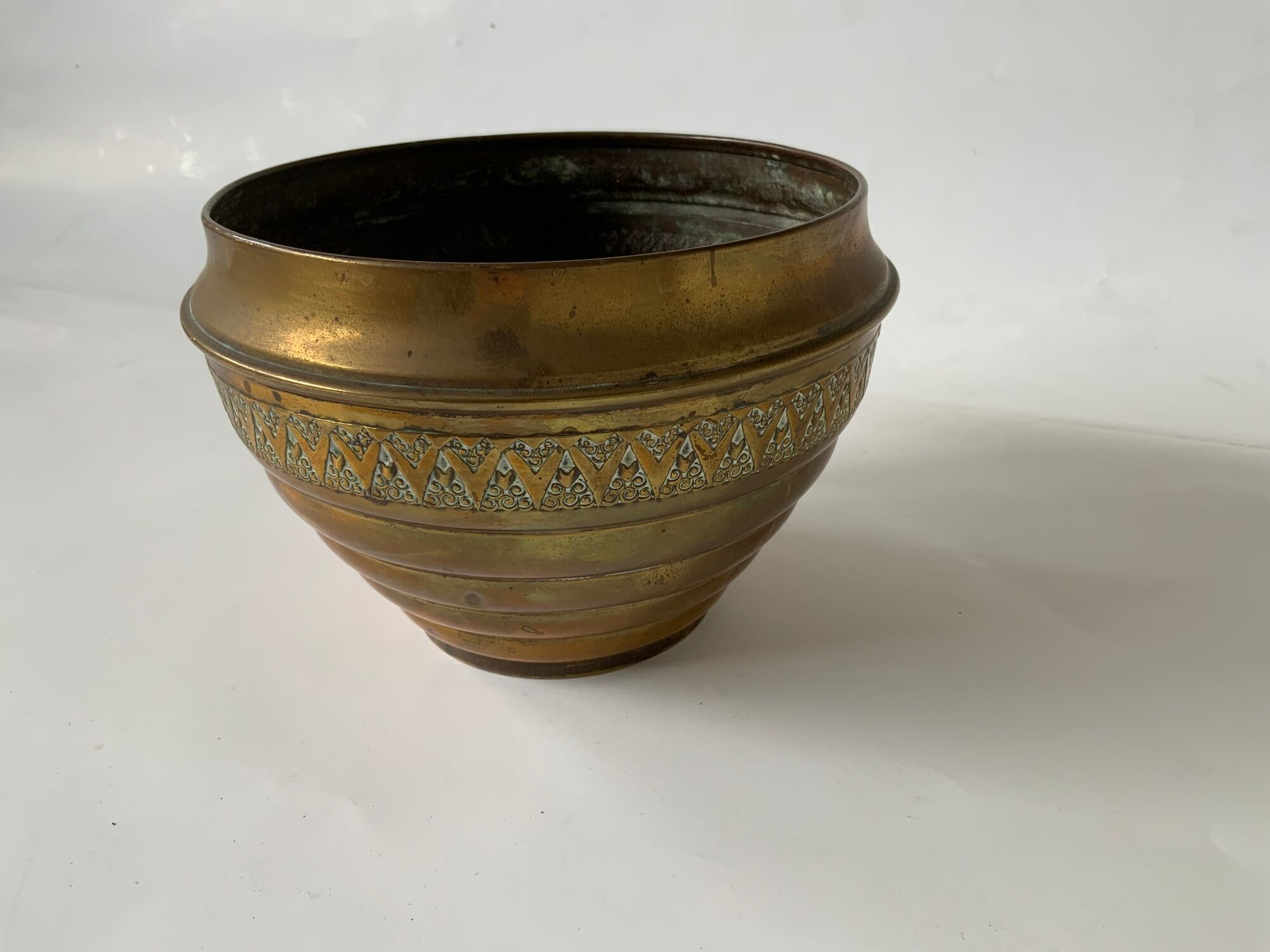 Cache pot en laiton vintage quelsques traces du temps - forme boule - beaucoup de charme