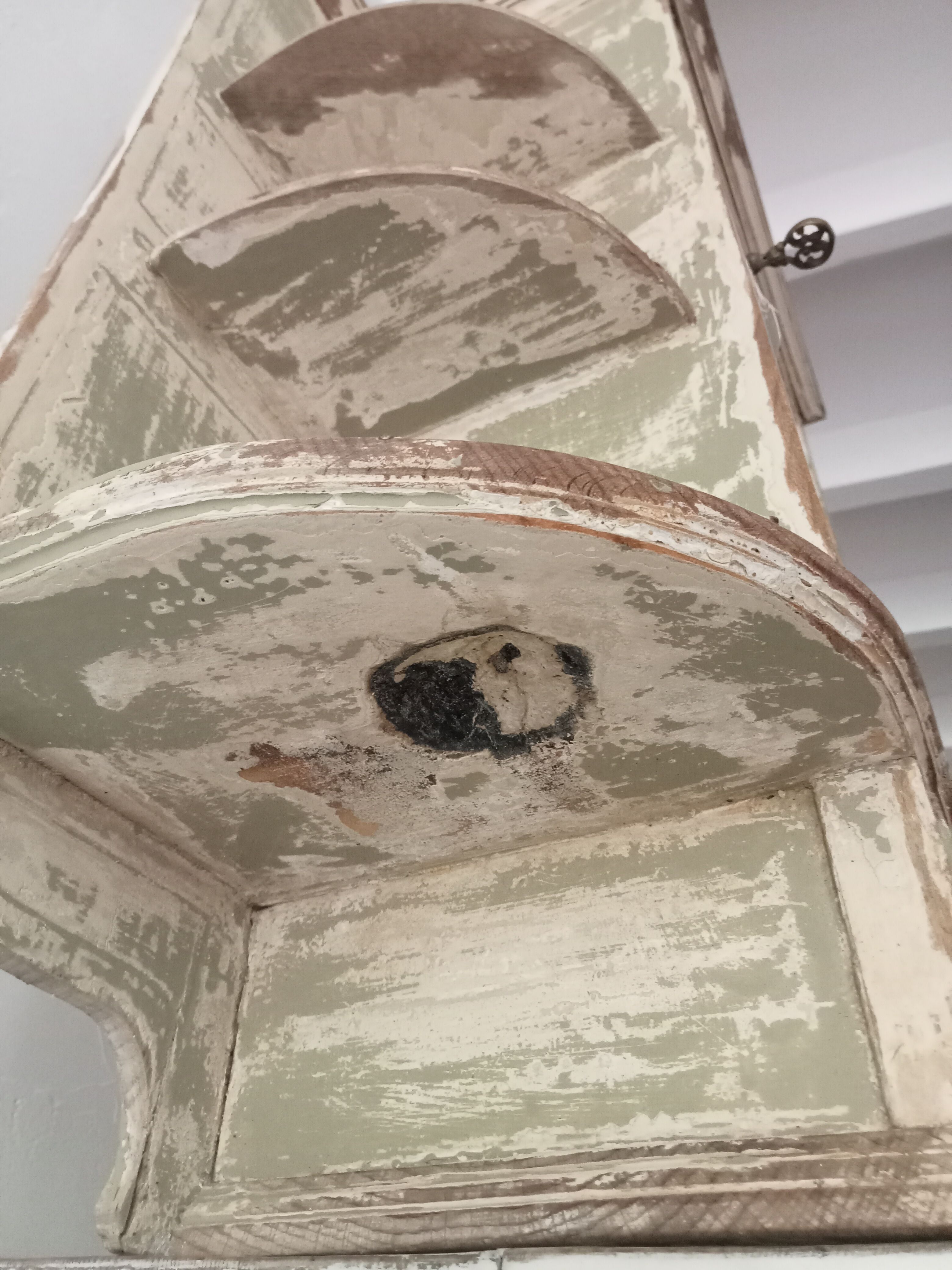 Old showcase to install or hang