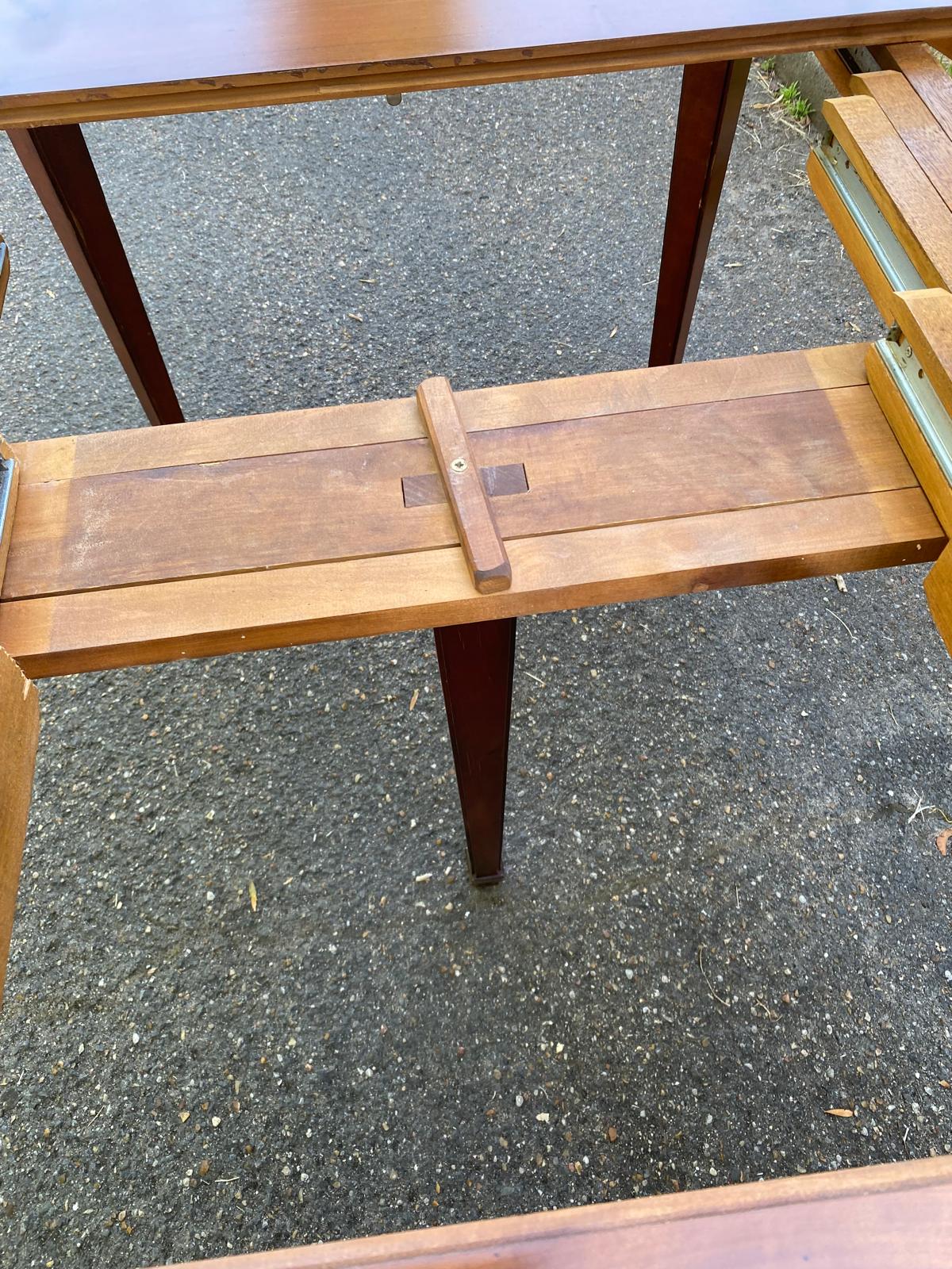 Round extendable dining table Louis XVI in cherry wood from the 1960s.