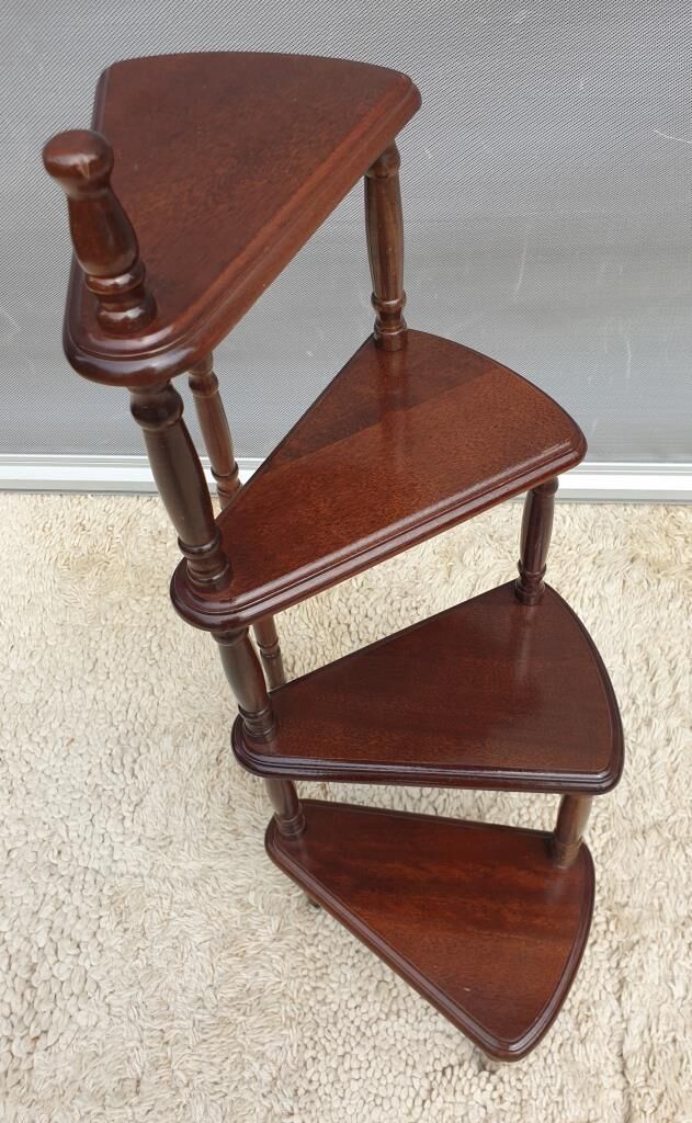 Display 4 spiral shelves