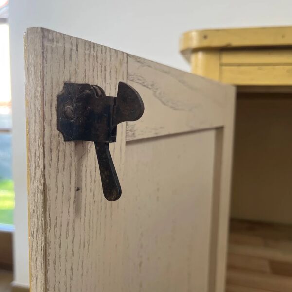 Ancien buffet de cuisine jaune beurre, fin XIXe - début XXe