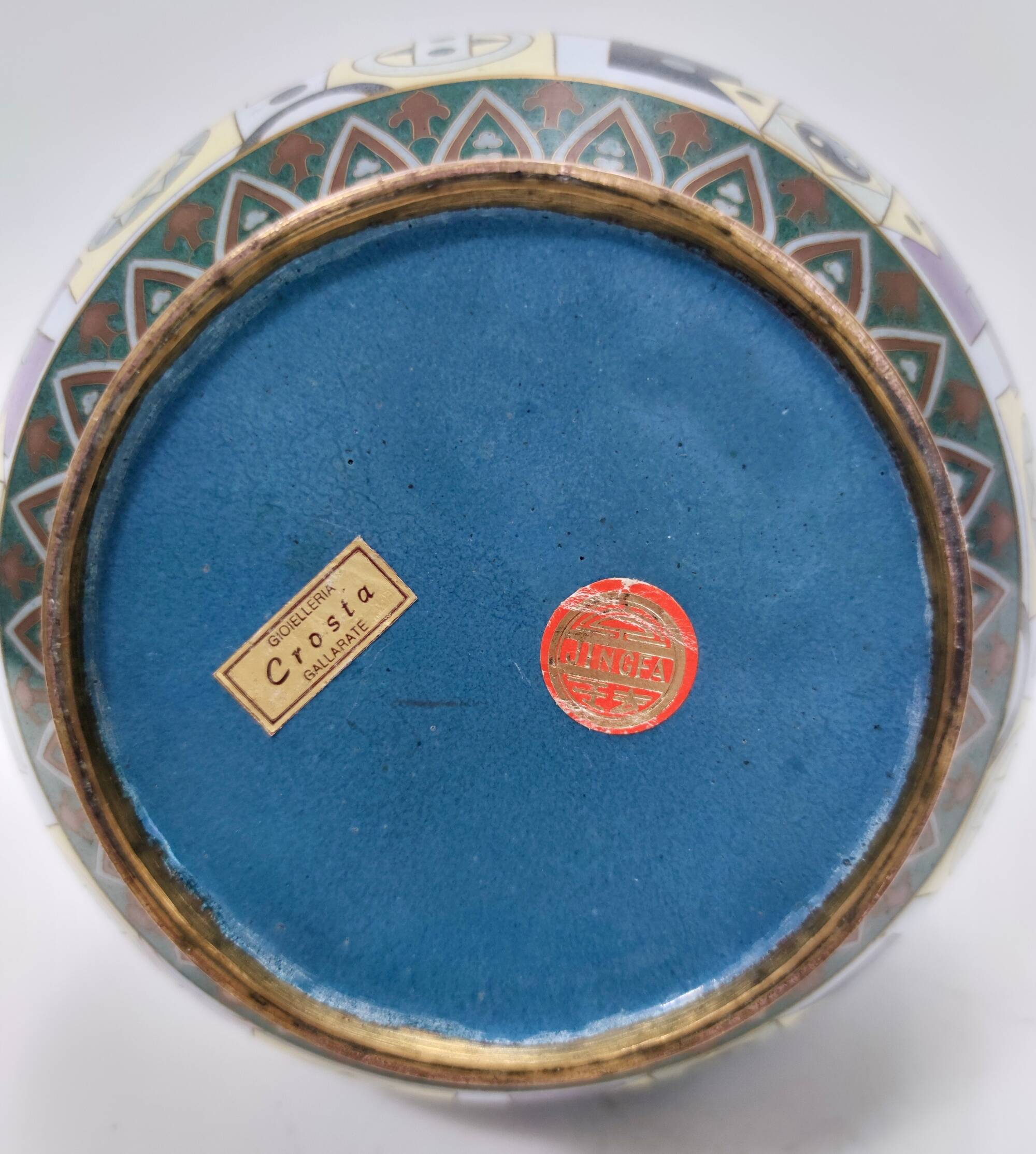 Vase cloisonné chinois Jingfa coloré avec base en laiton