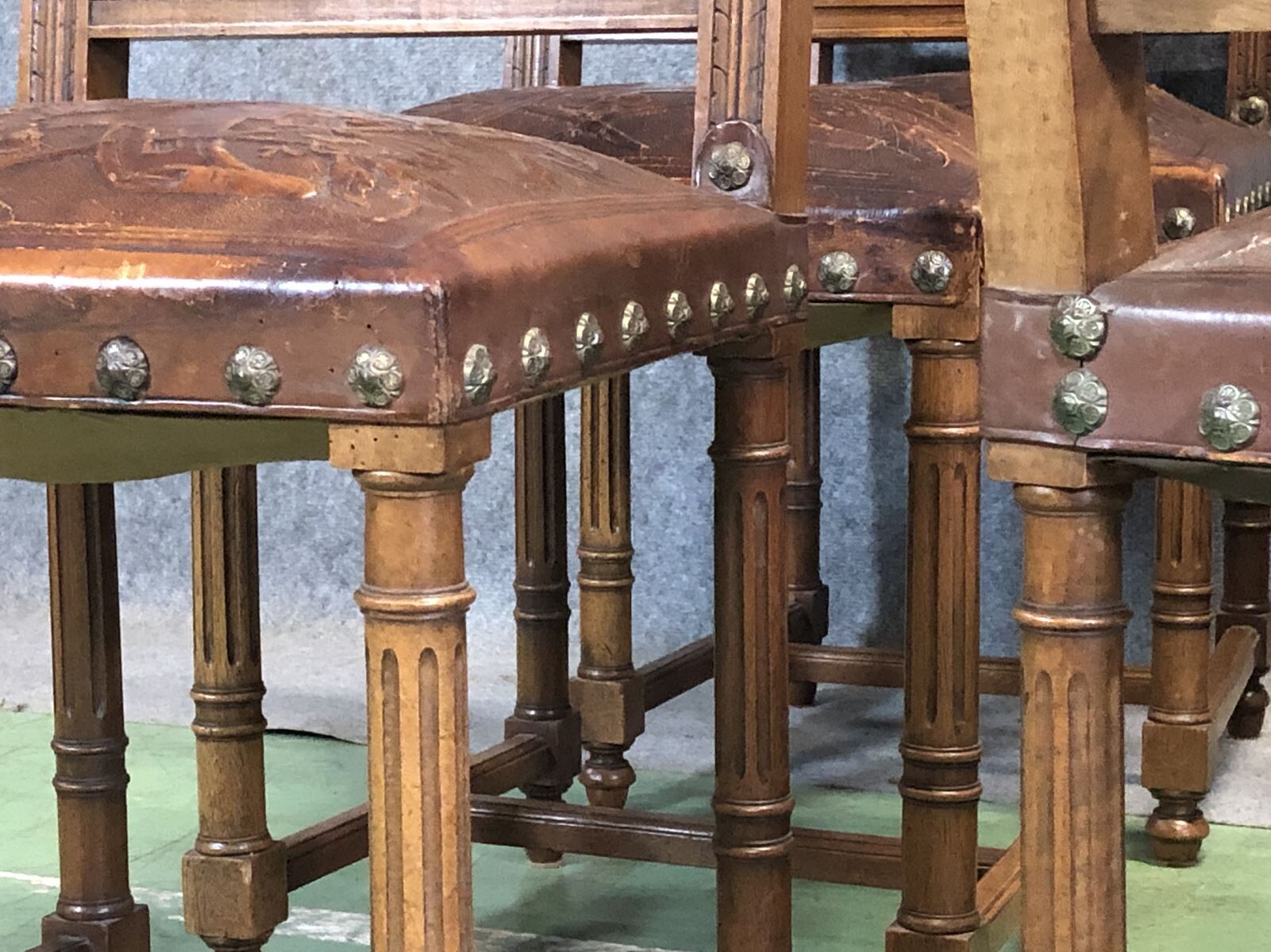 Suite of 9 Henry II chairs in walnut and leather - 1900s