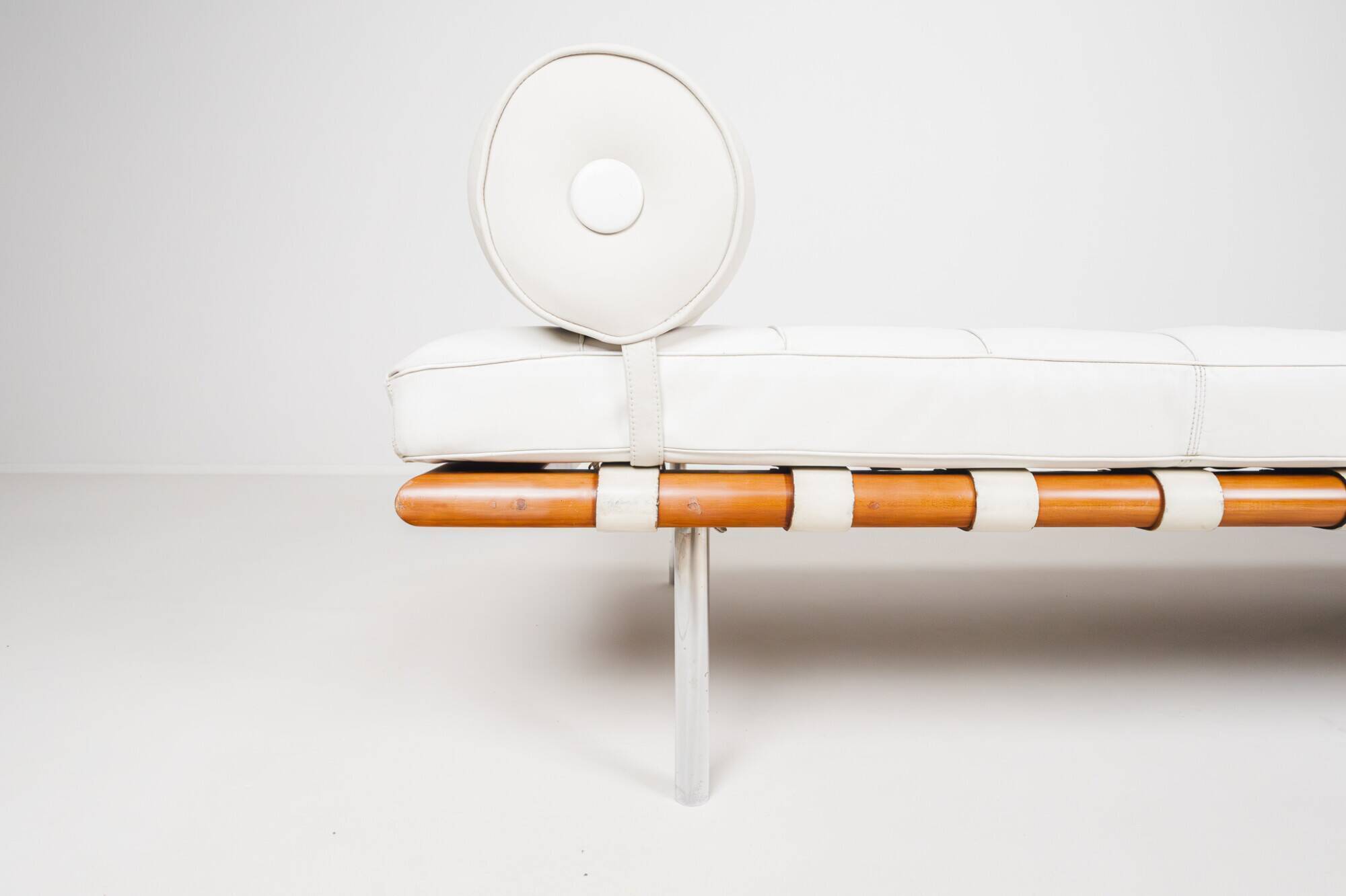 Barcelona daybed by Ludwig Mies van der Rohe fro Knoll, 1980s
