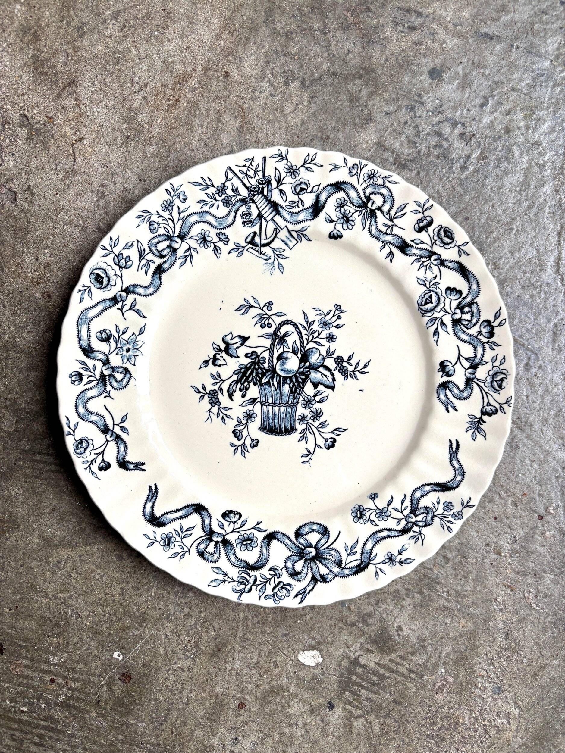 Longchamp ironstone dinner plate, "Ribbons" service
