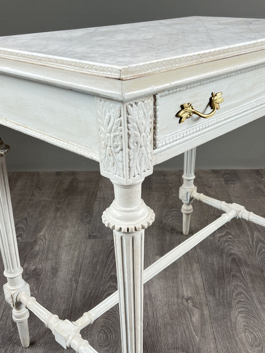 Table de style Louis XVI en bois peint et plateau en marbre, XXe Siècle