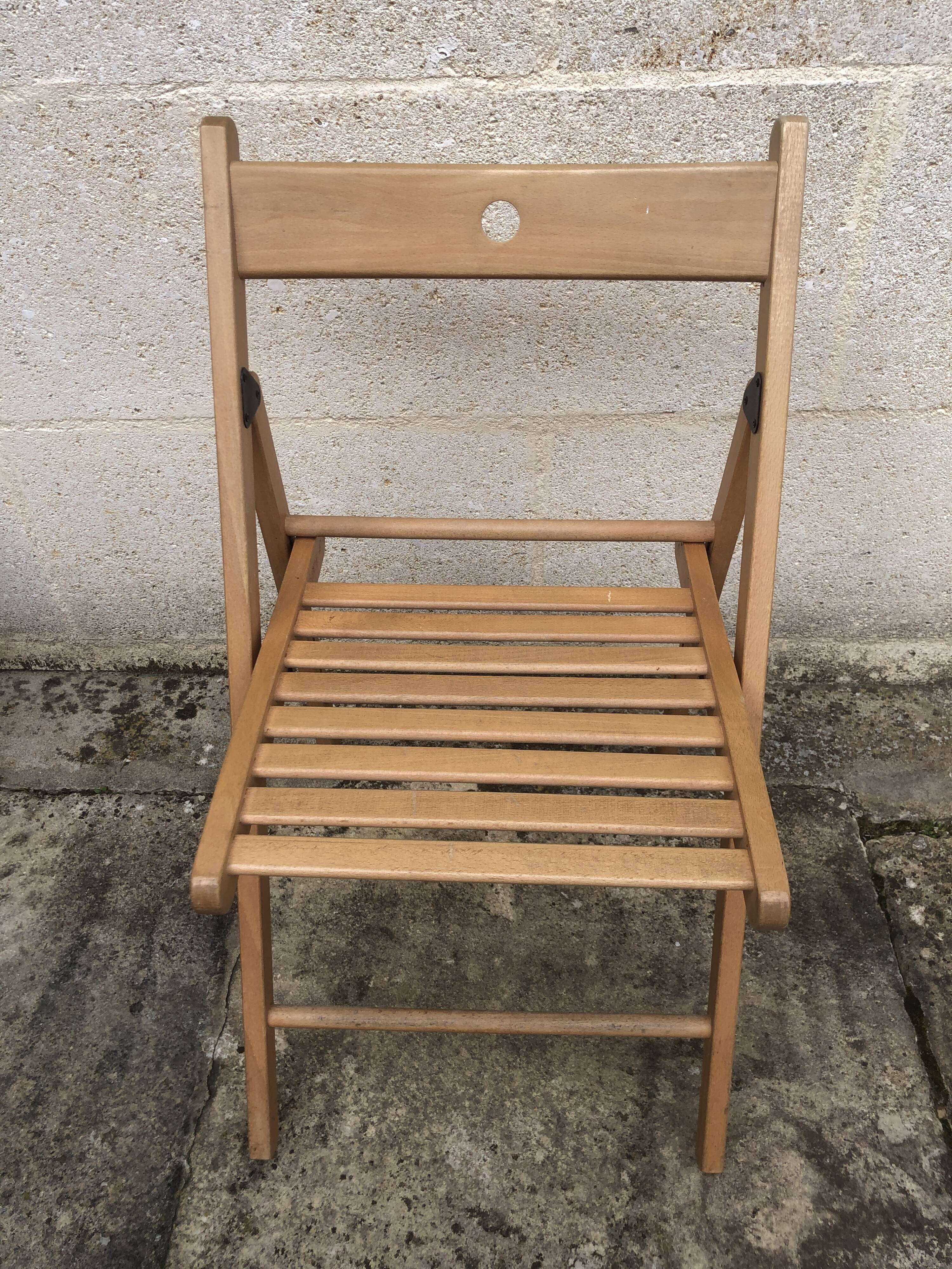 Chaise pliante en bois couleur miel