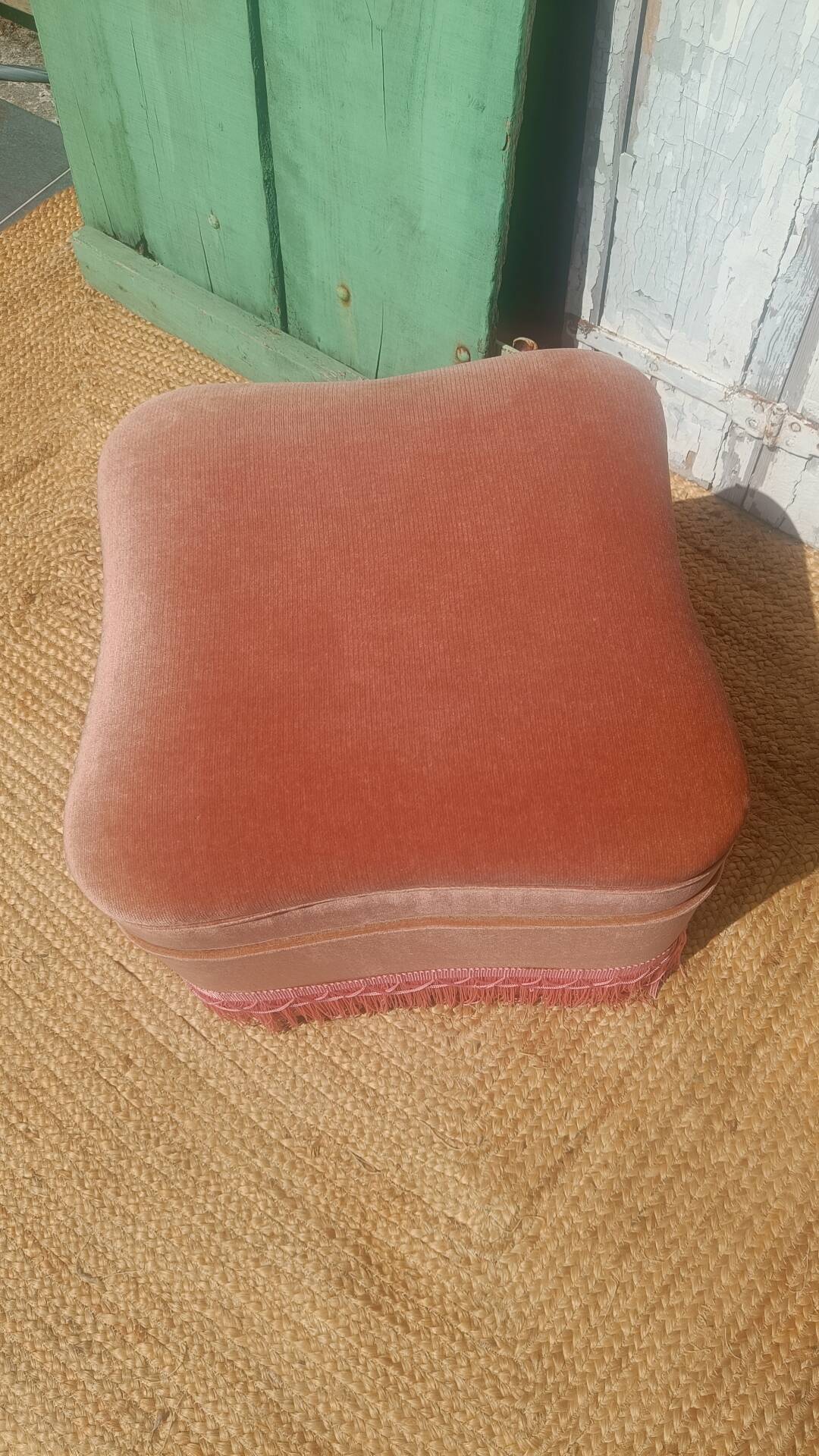 Pouf coffre en velours rose à franges, vers 1950-1960