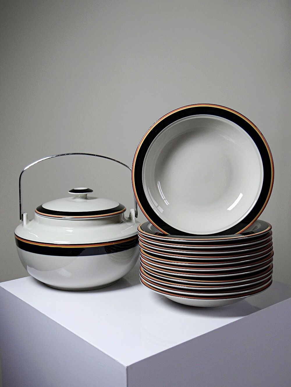 Vintage soup service from the 70s-80s Arabia Finland Reimari by Inkeri Leivo.
