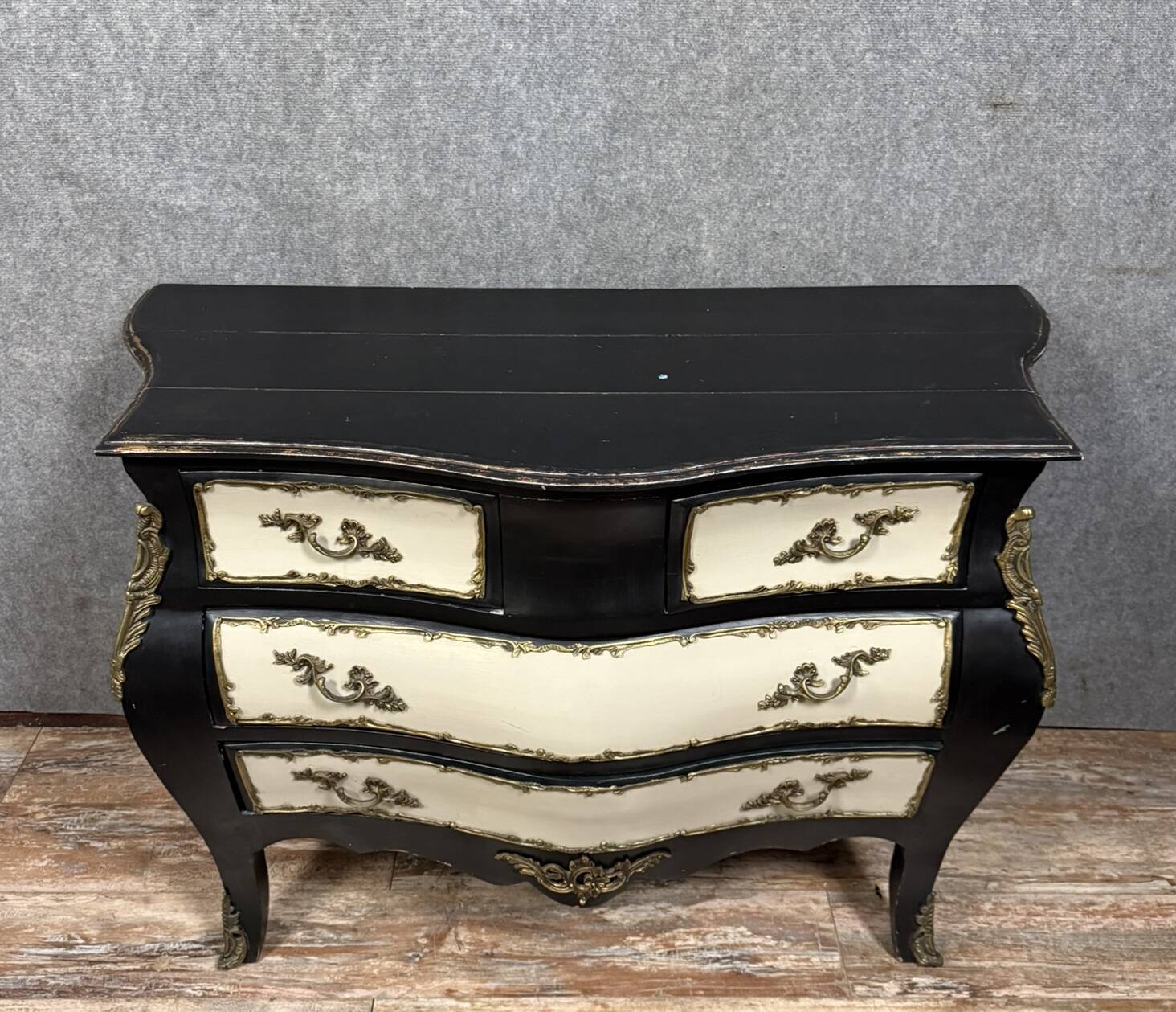 Curved Louis XV Baroque style chest of drawers in lacquered wood