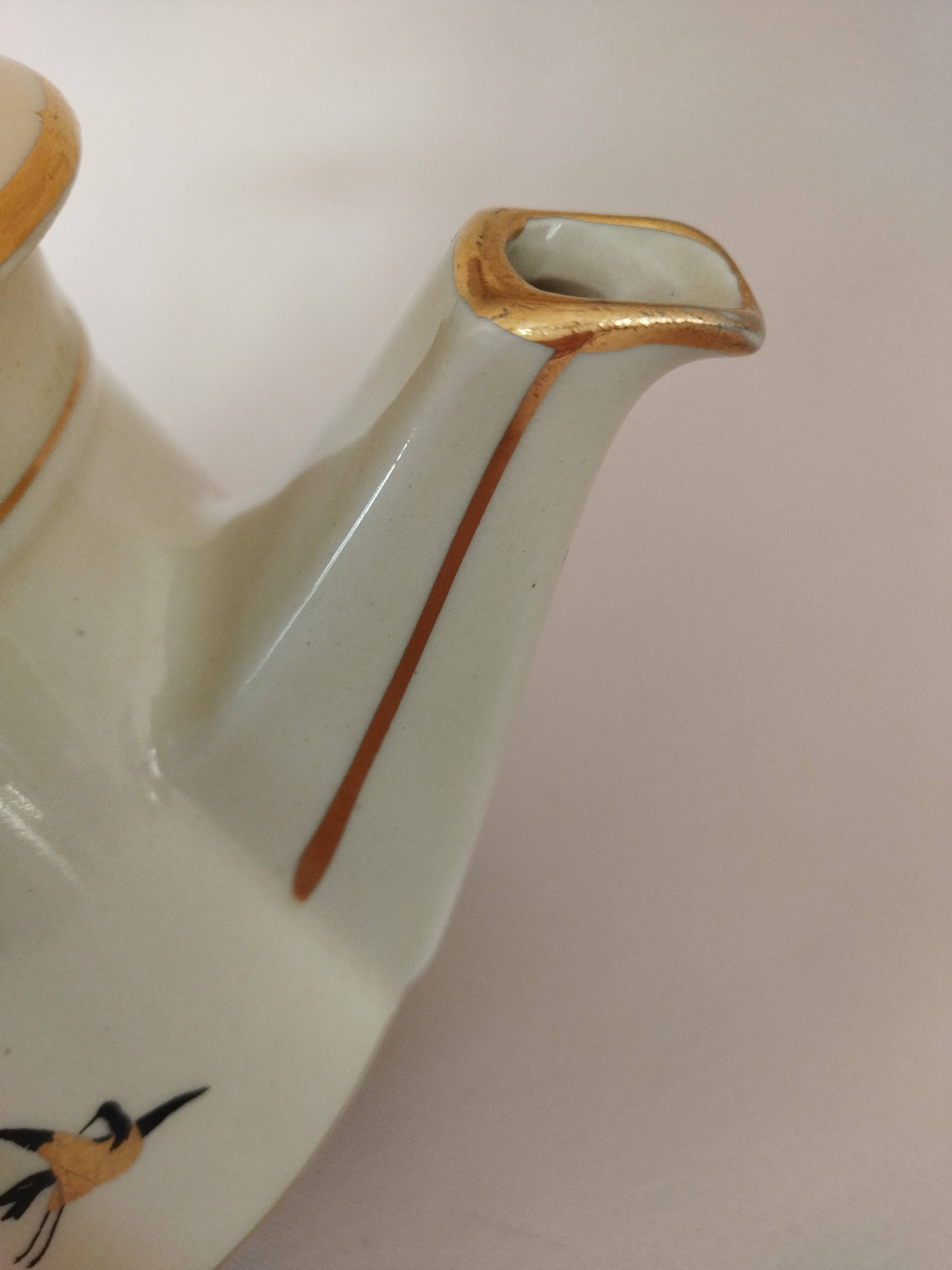 Salam pourer with Japanese motifs