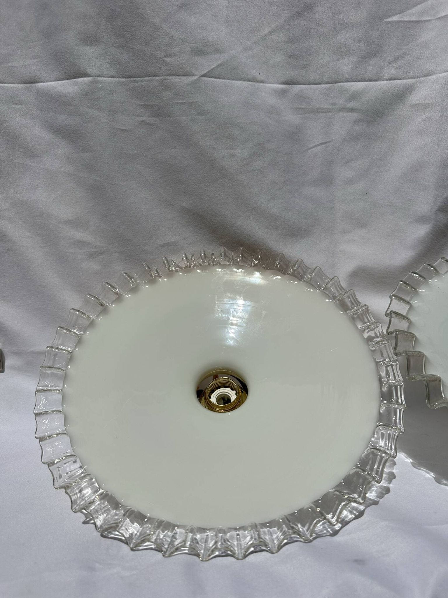 Paire de suspension opaline ondulée vintage griffe laiton