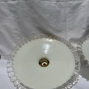 Paire de suspension opaline ondulée vintage griffe laiton