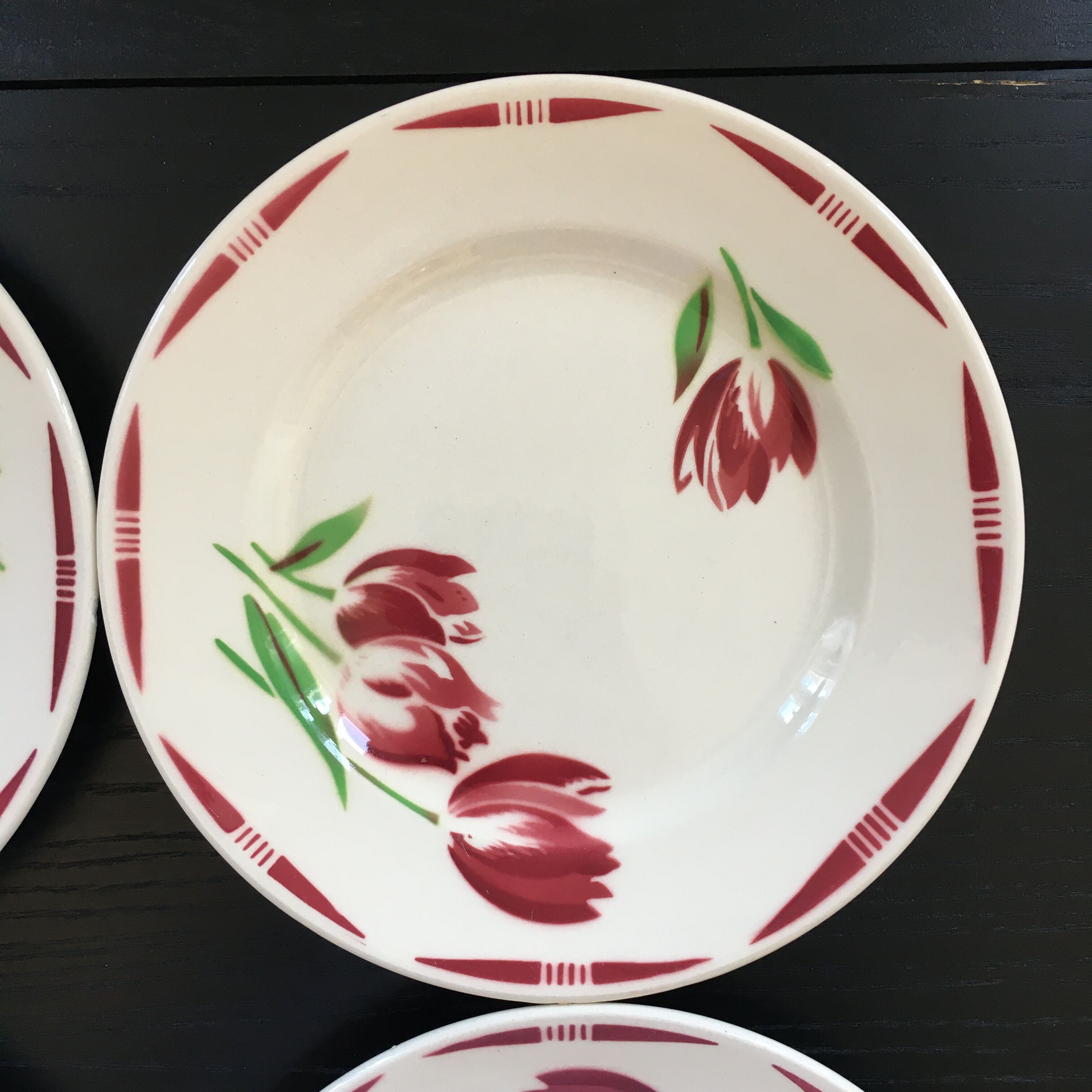 Set of 4 plates with tulip decoration.