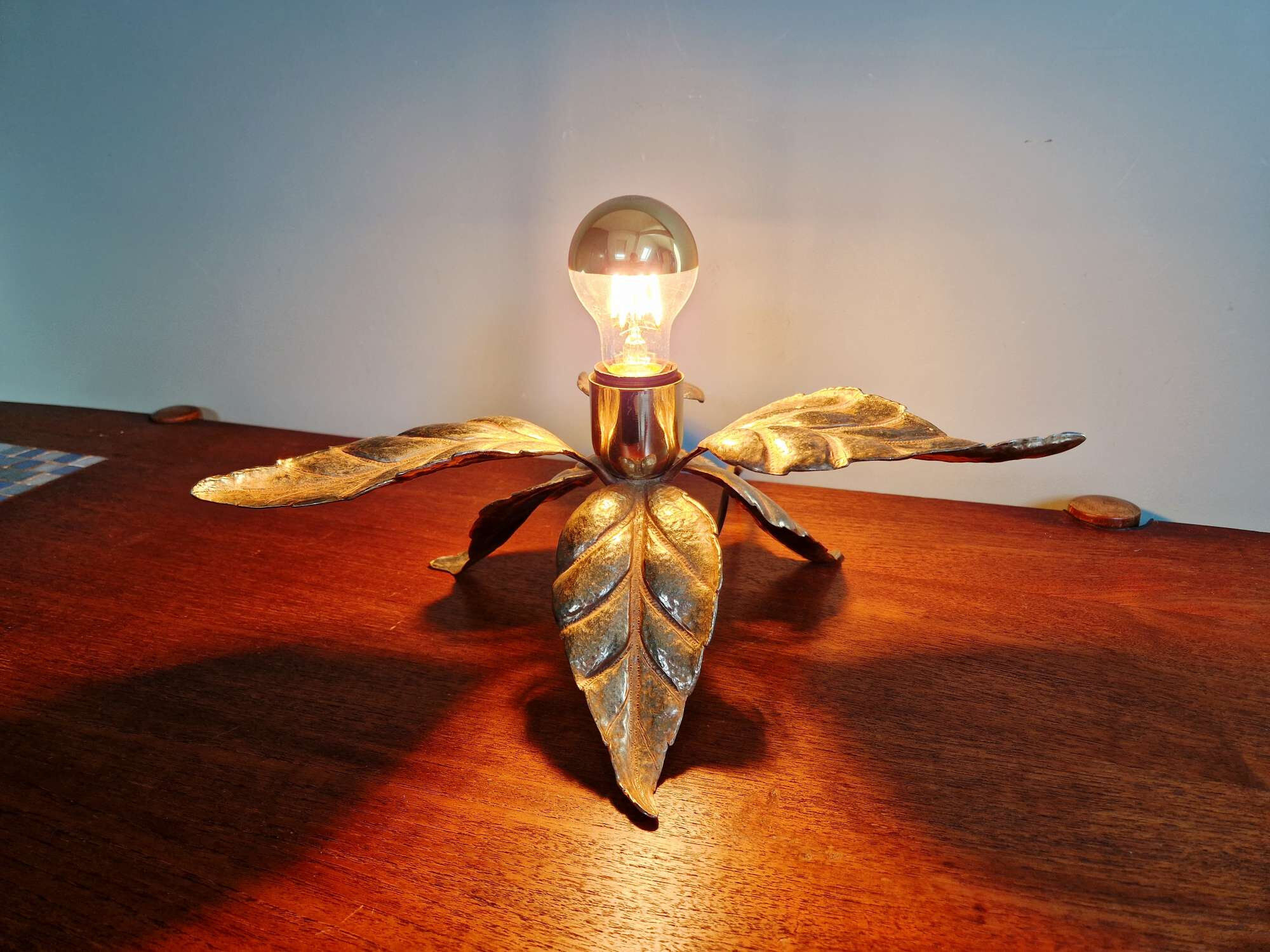Floral table lamp in brass, design by Willy Daro, Massive, 1970.