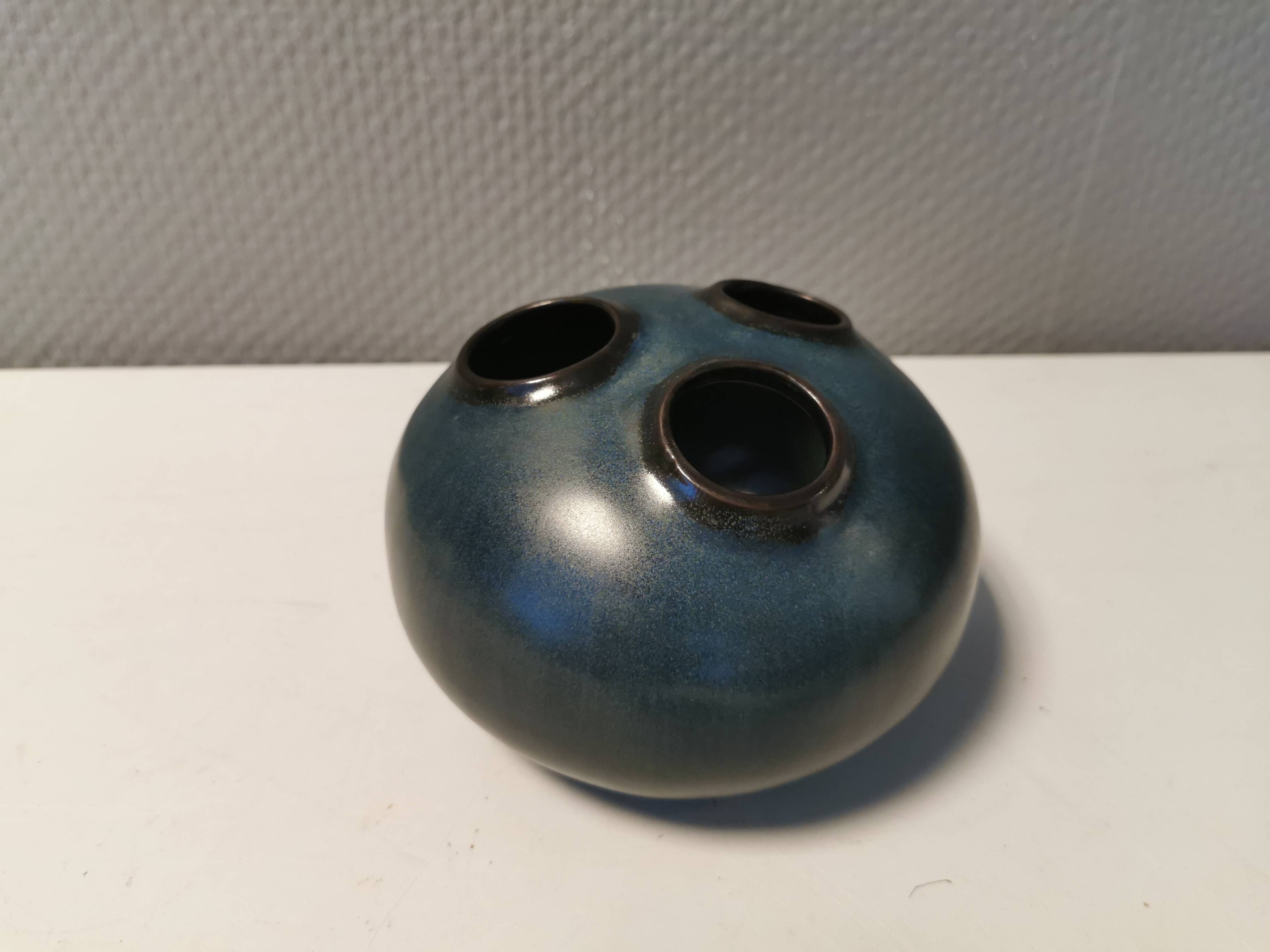 Vase by Kirsten Günther for Knabstrup Denmark. Model Trio