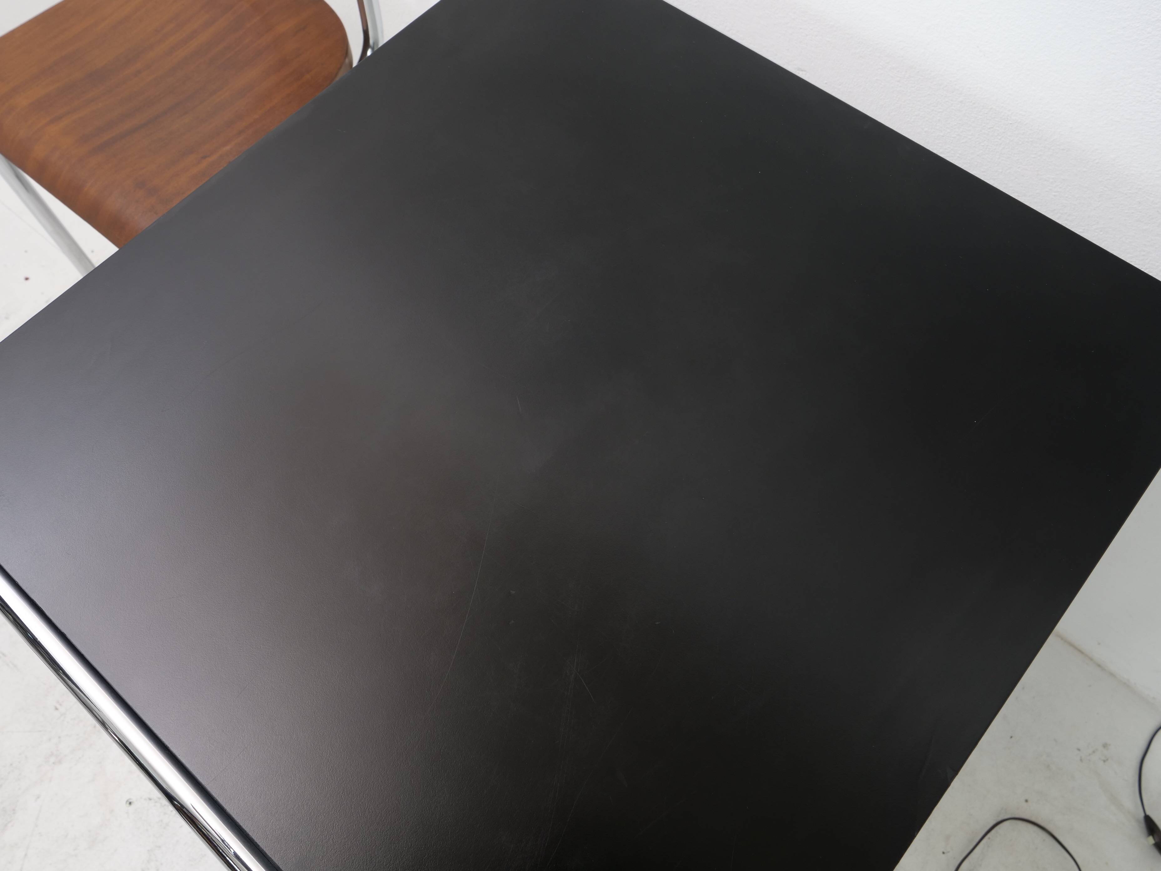 Bauhaus design table model Jean by Eileen Gray