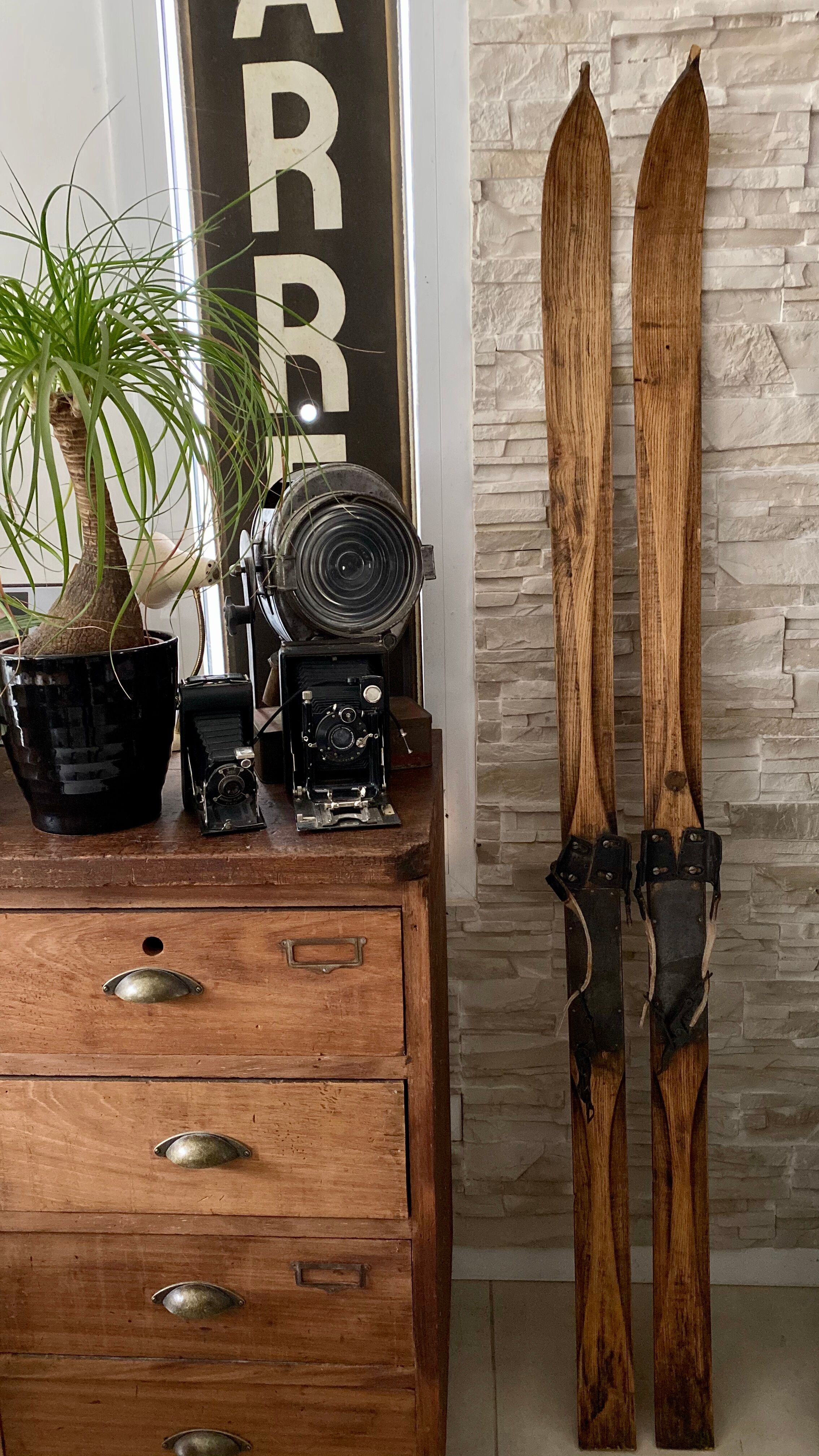 Paire de ski vintage en bois