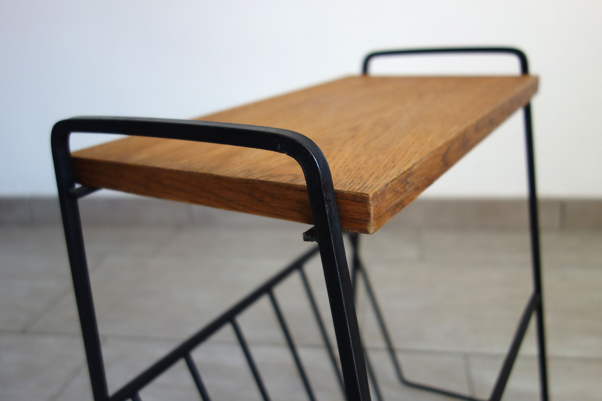 Porte revues en métal et bois vintage