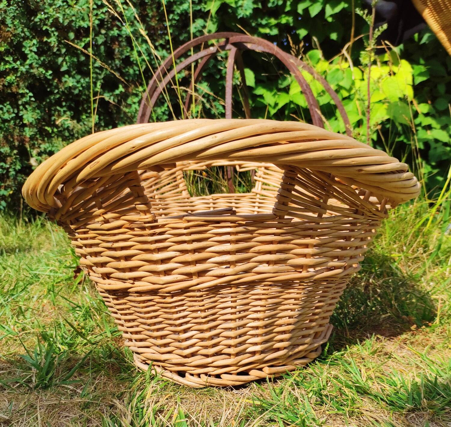 Large vintage wicker/rattan basket