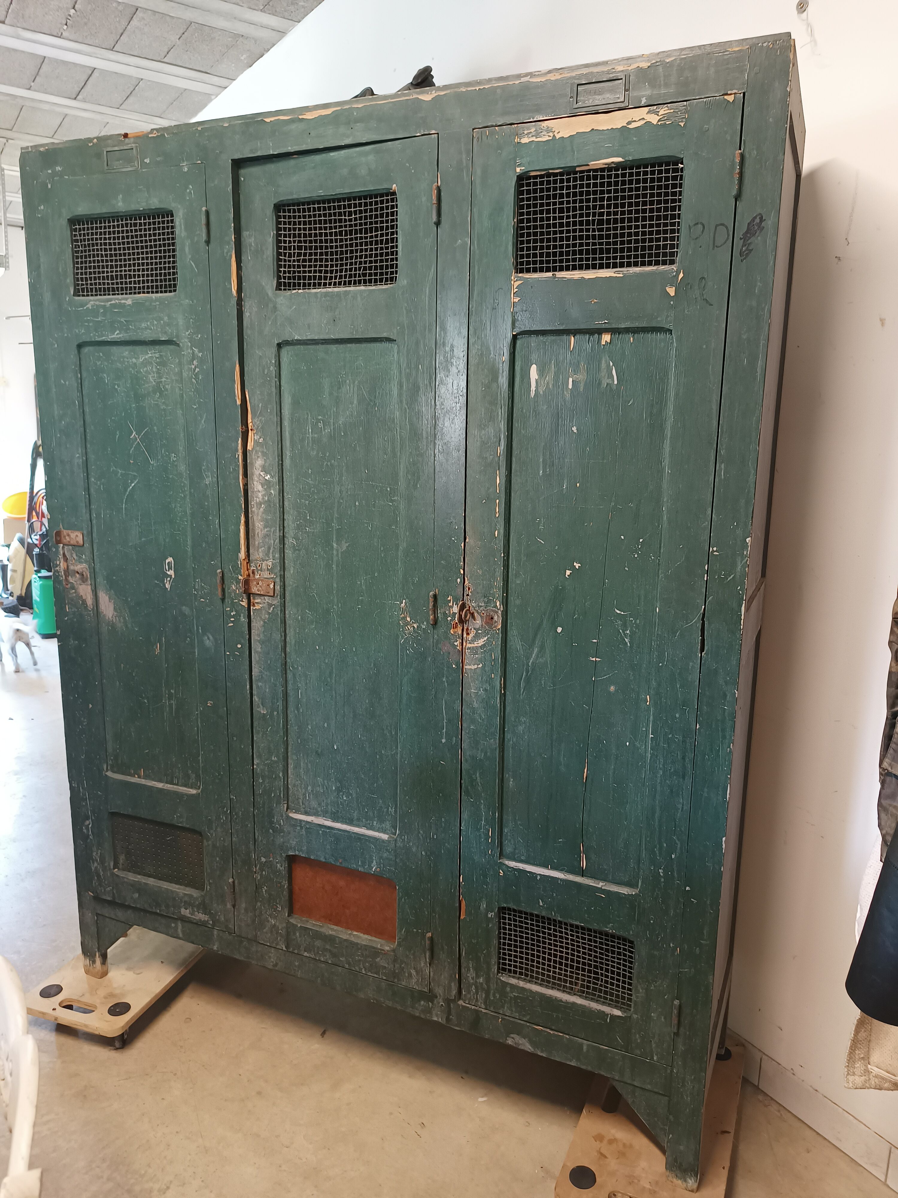 Armoire parisienne vintage