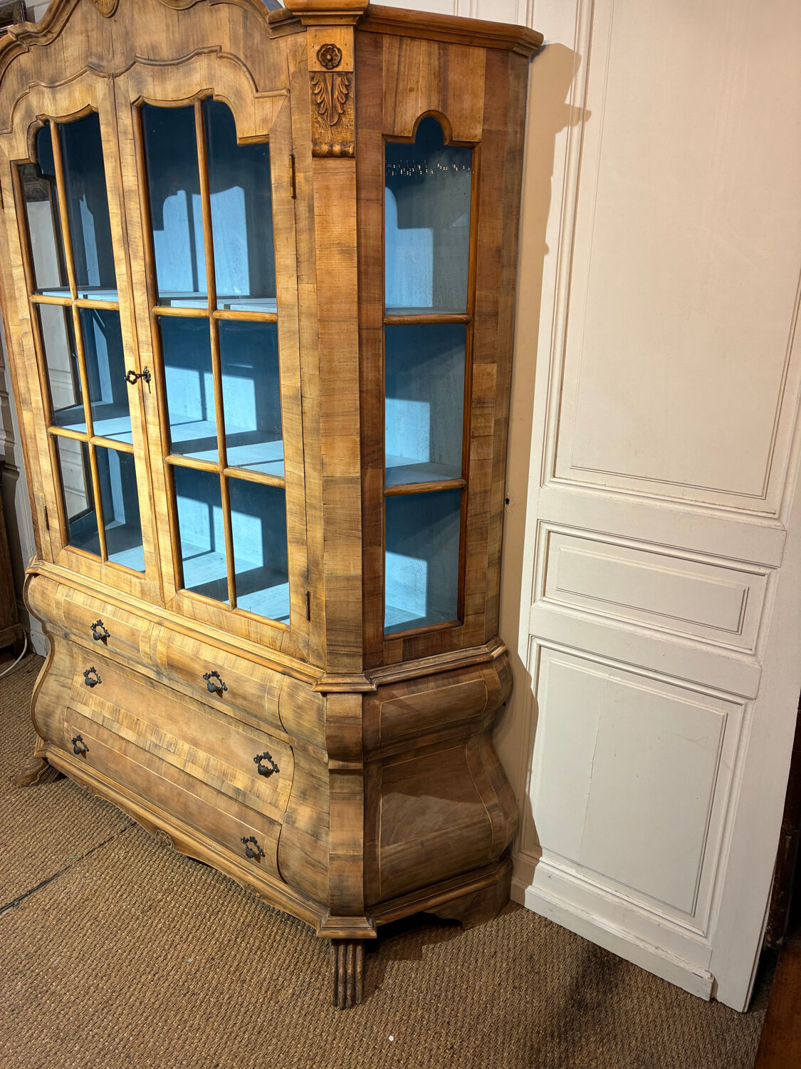 Old Dutch-style display cabinet