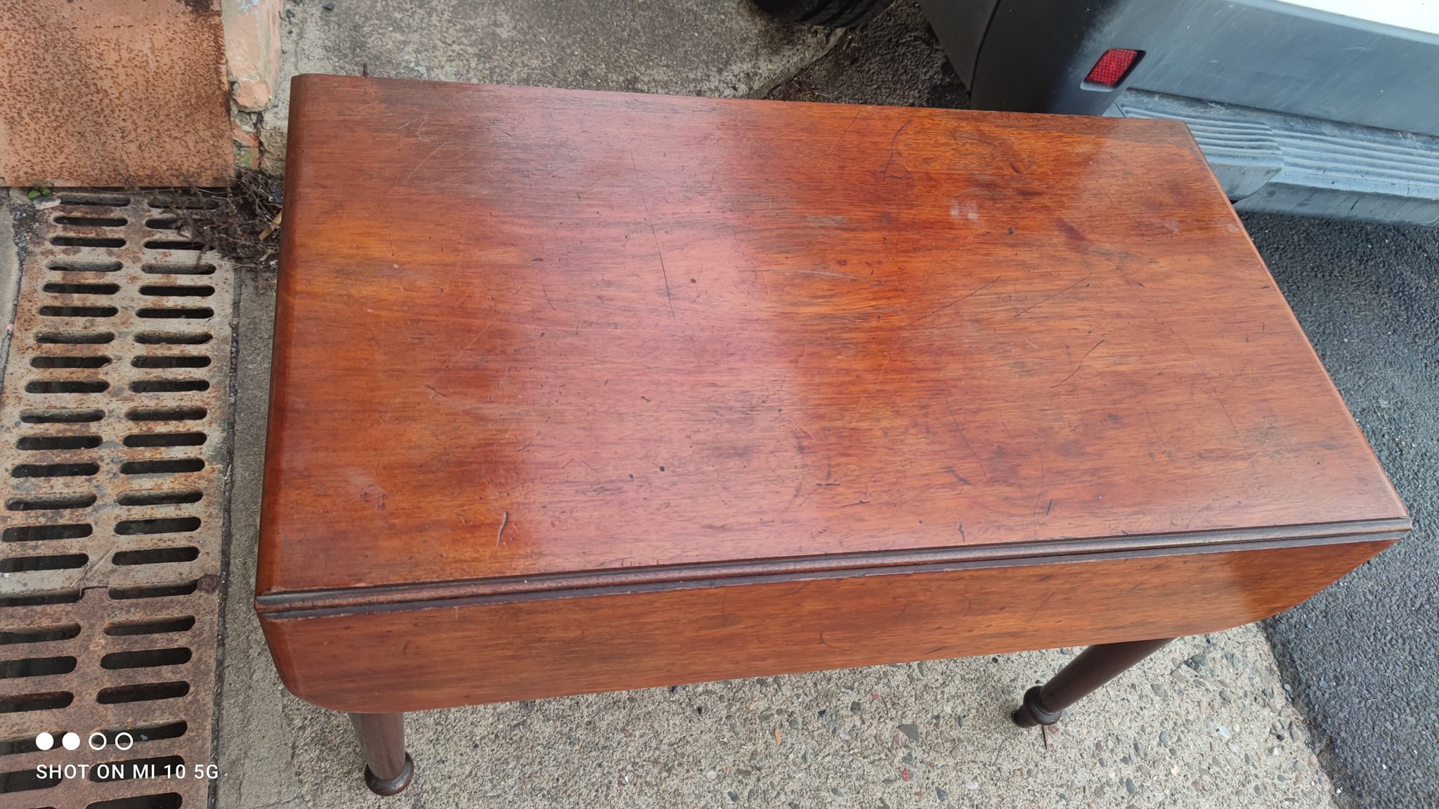 English wing table dating from the mid-19th century