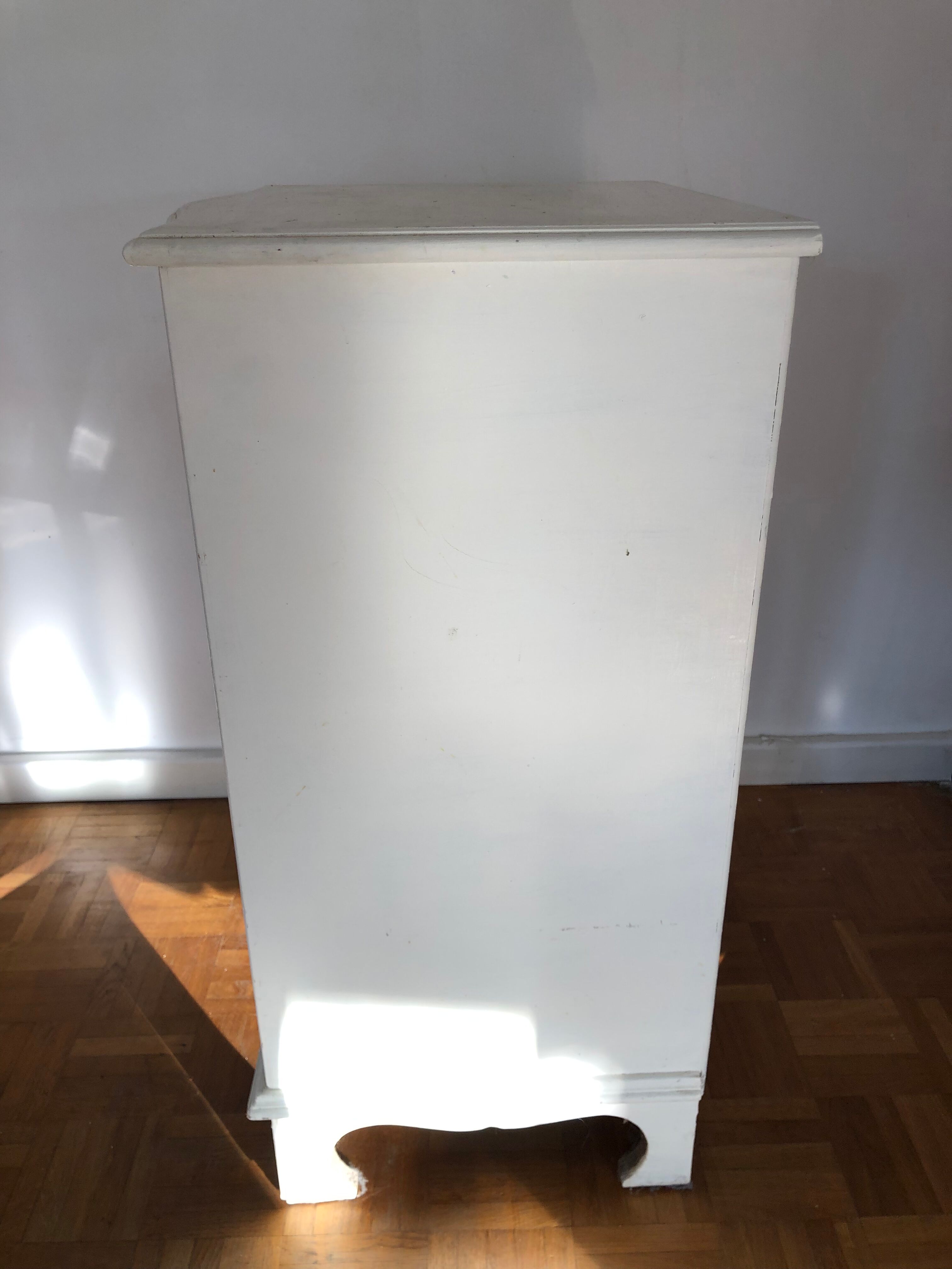 Painted English style chest of drawers