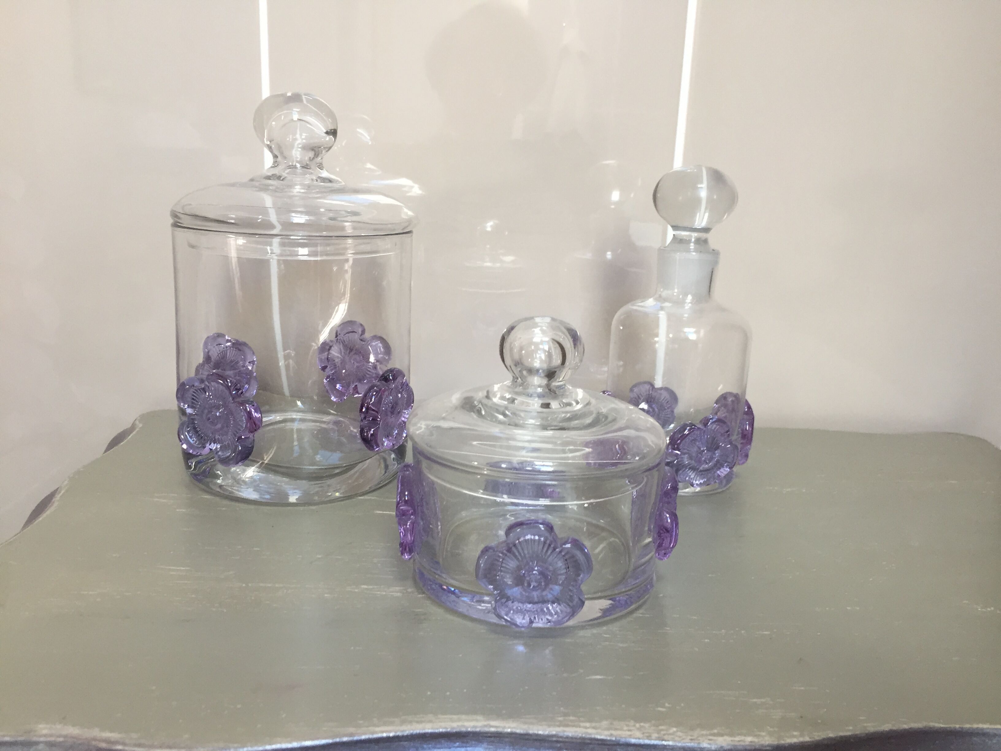 Three-piece glass-paste bathroom set