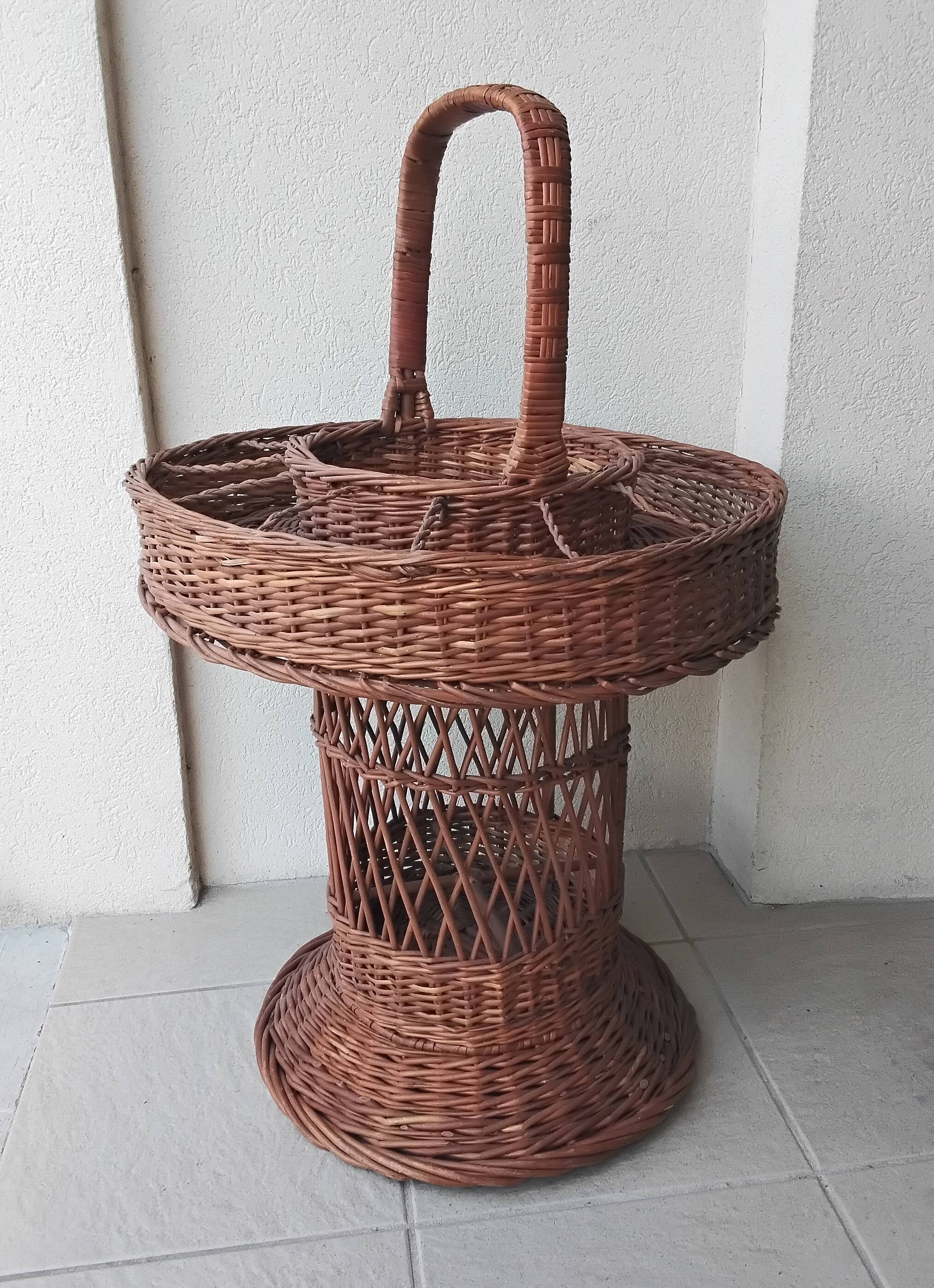 Portable wicker bar