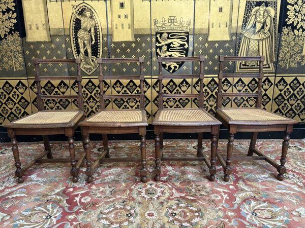 4 chaises cannées de style Louis XIII