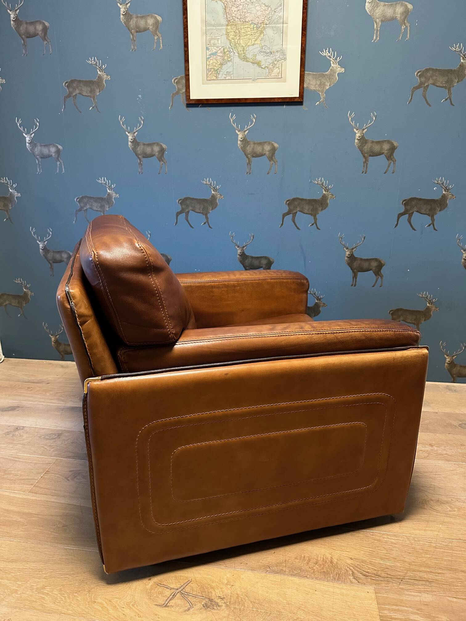 Ensemble de deux fauteuils en cuir de buffle.