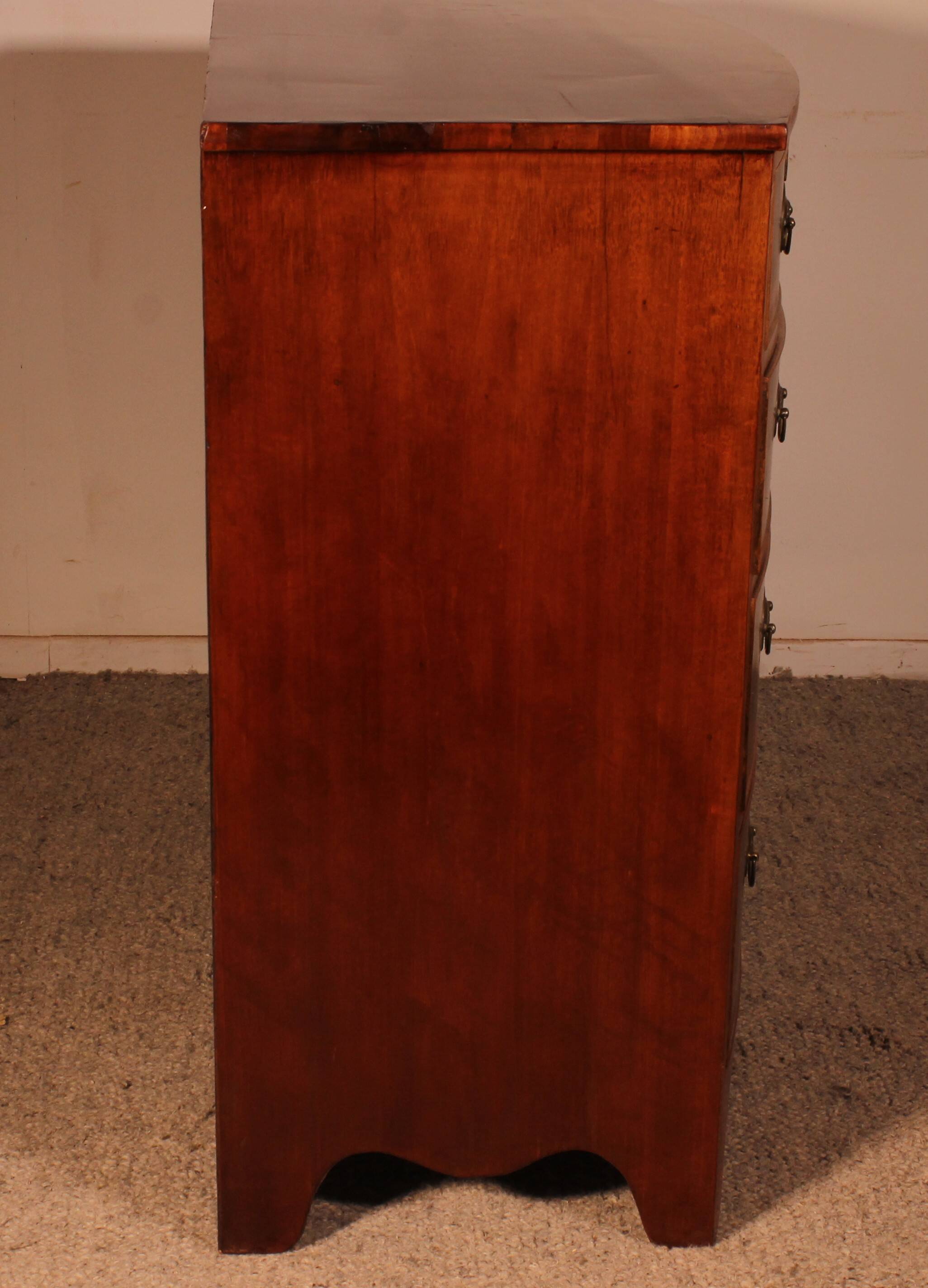 Bombé commode in mahogany from the early 19th century.