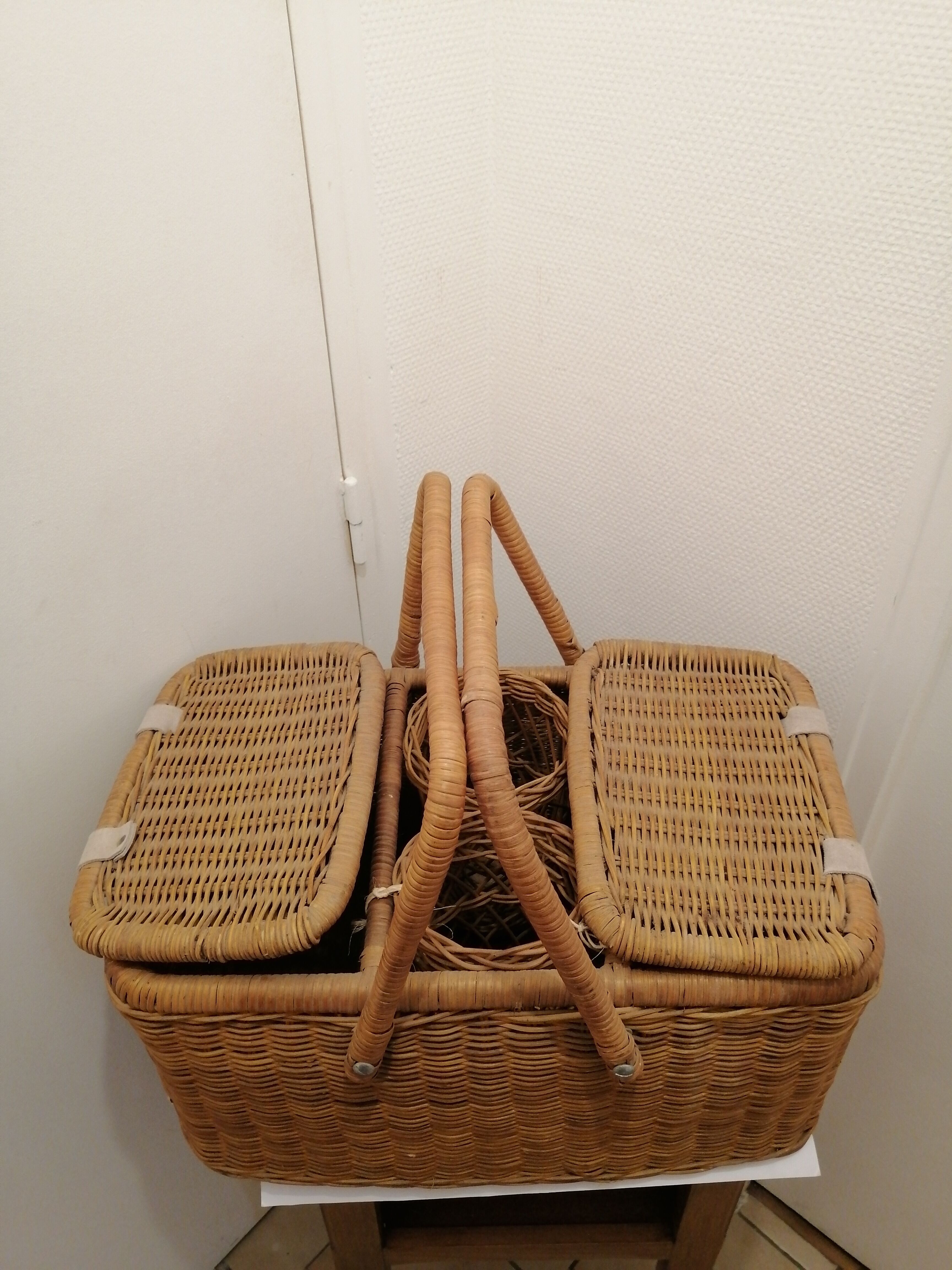 Picnic basket year 1960 vintage wicker