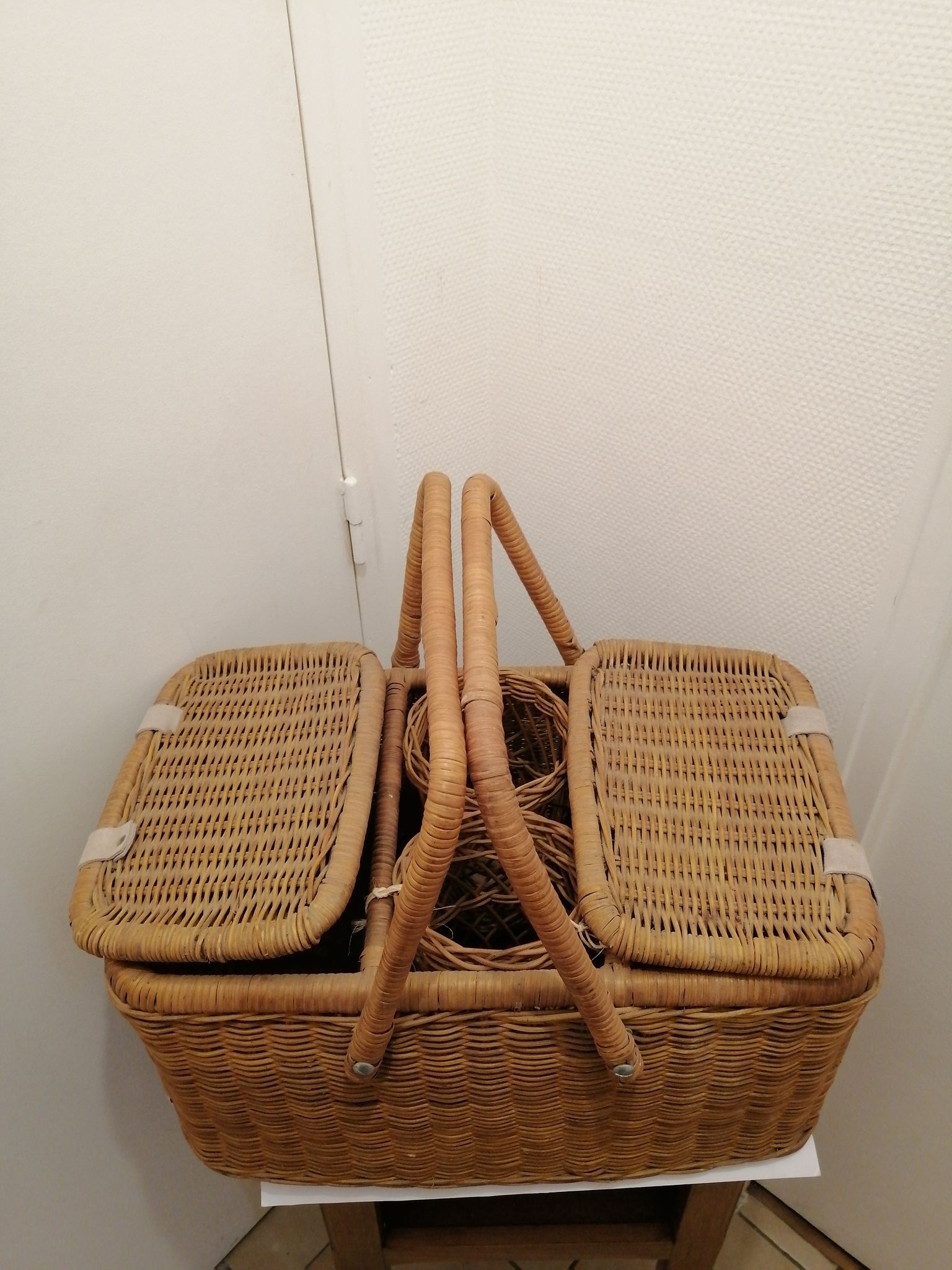 Picnic basket year 1960 vintage wicker