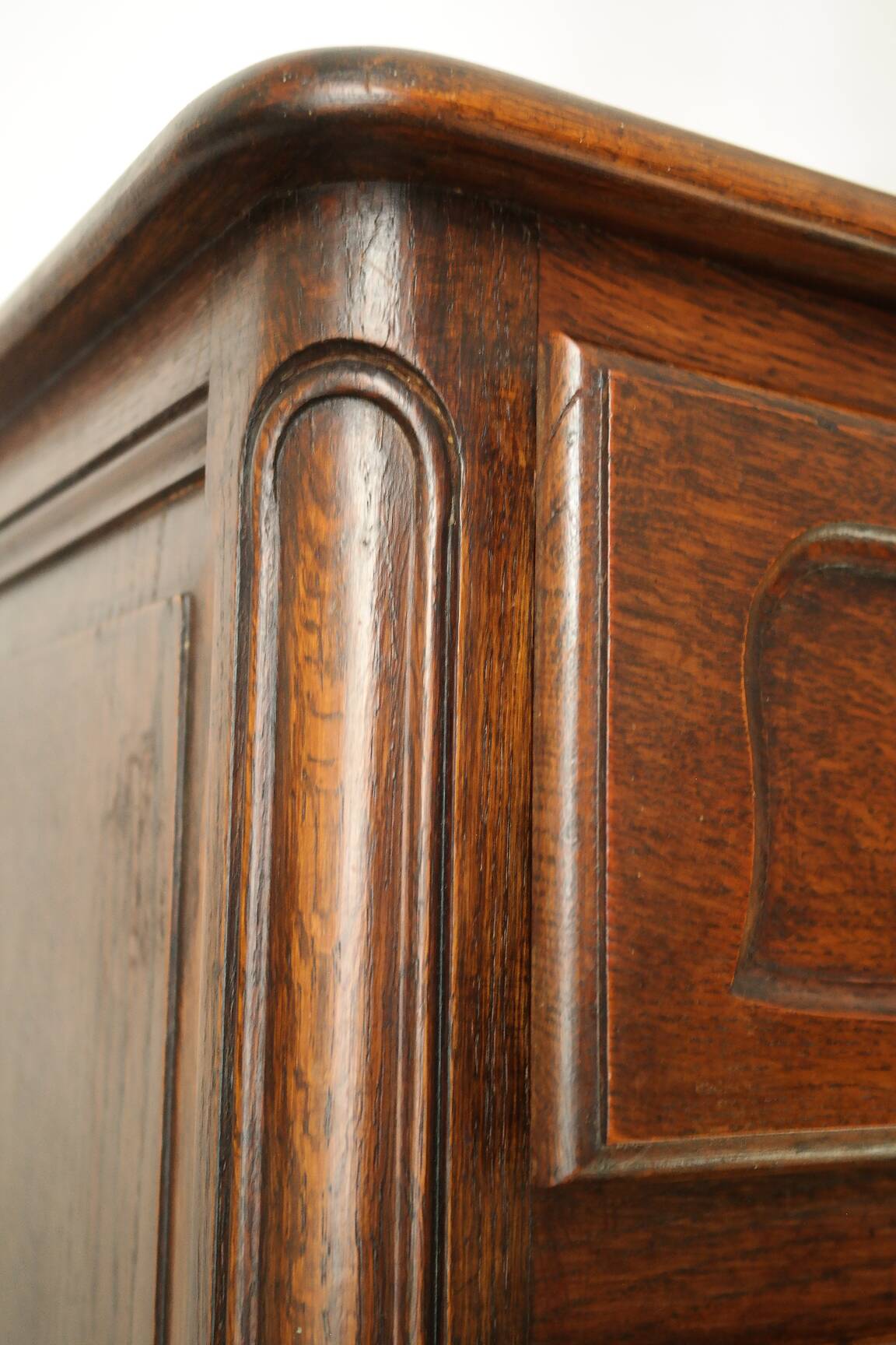 Louis XV style commode in solid oak, 20th century.
