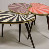 Table d'appoint, en forme de rein, rayures rouge-rose, trois pieds élégants, style années 50