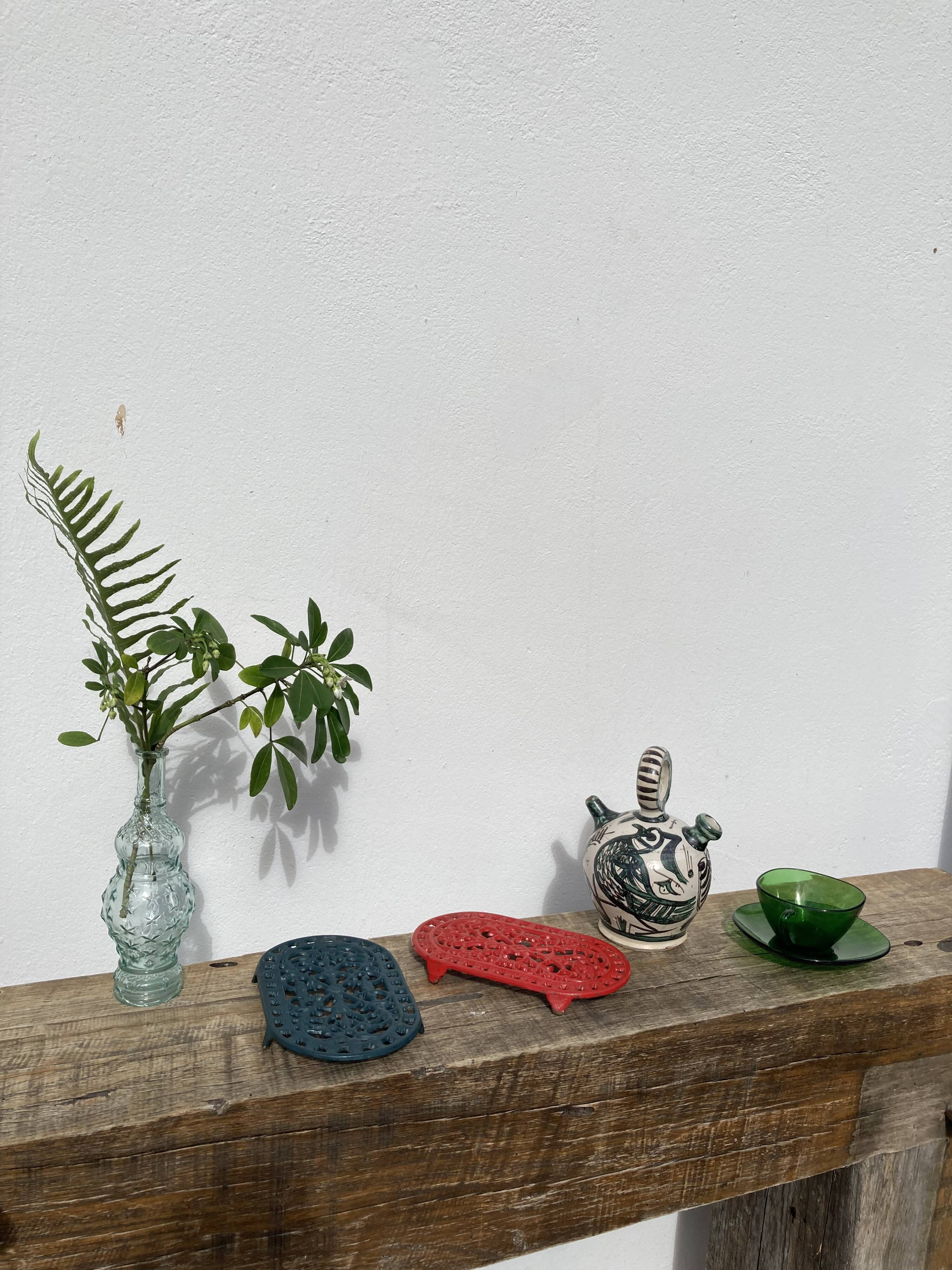 Duo of oval red and green cast iron trivets 60s 70s