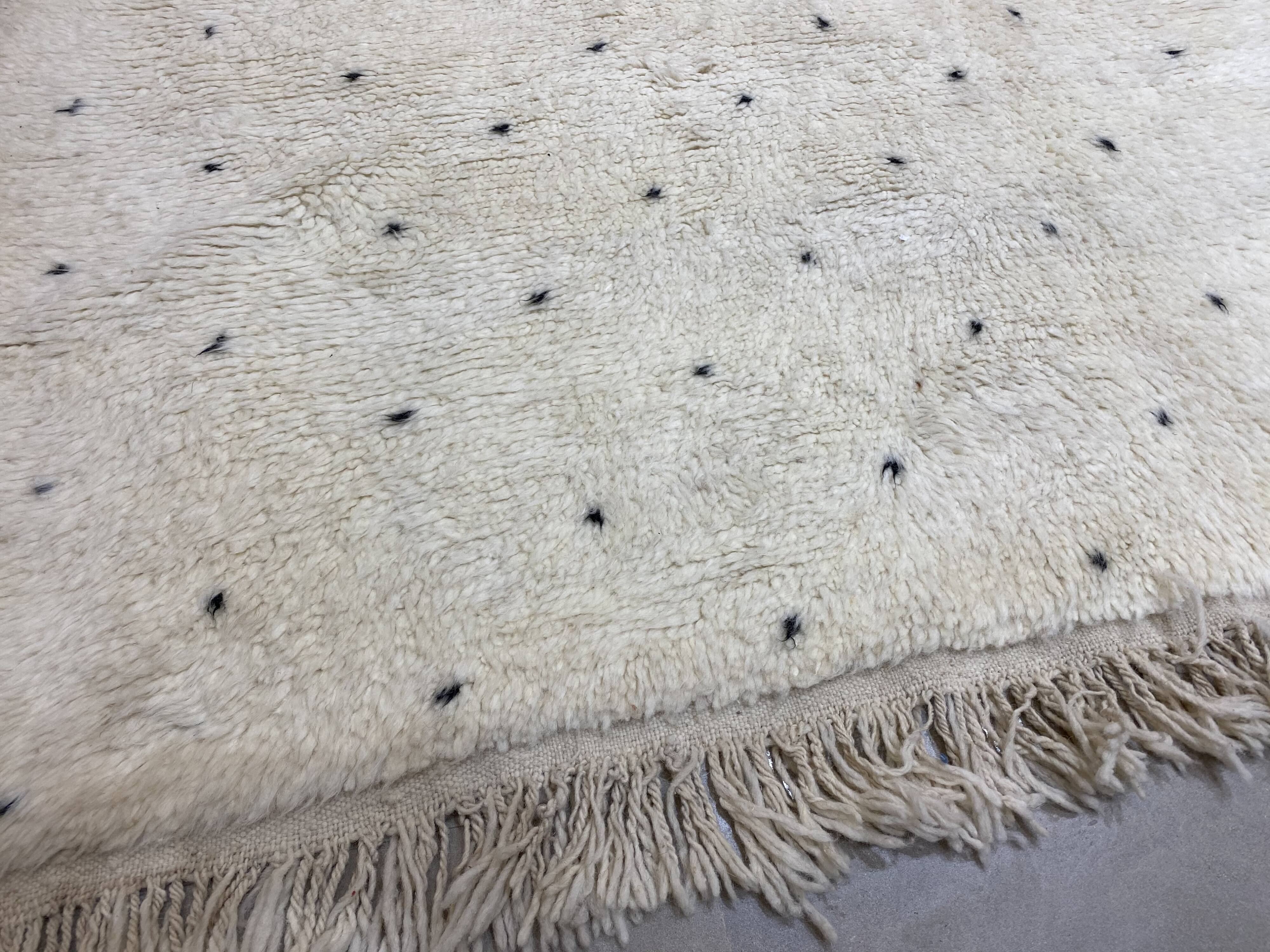 White berbere wool carpet with black dots 200x290cm