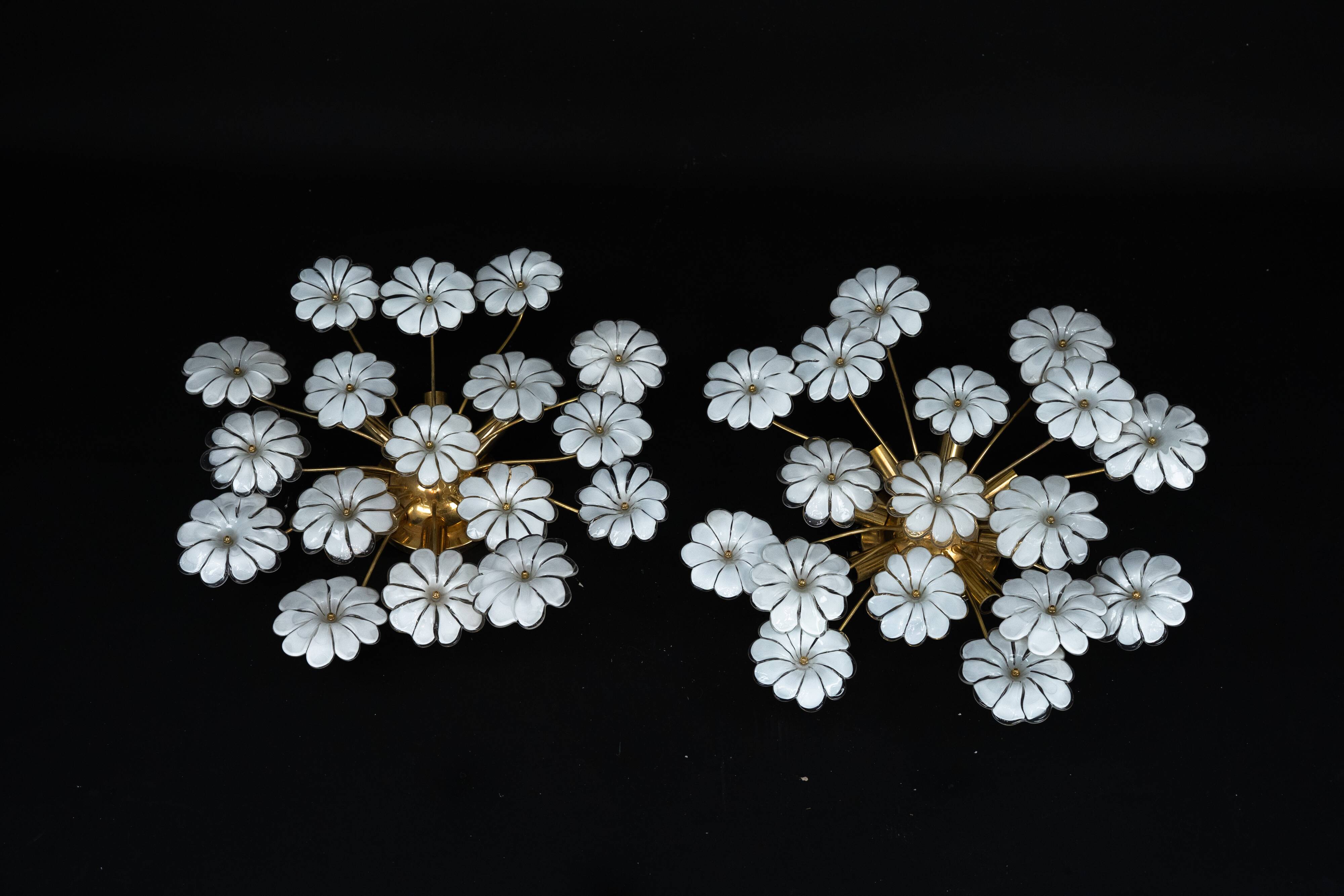 Paire de lampes de plafond en verre de Murano à fleurs blanches. Italie, années 1980.