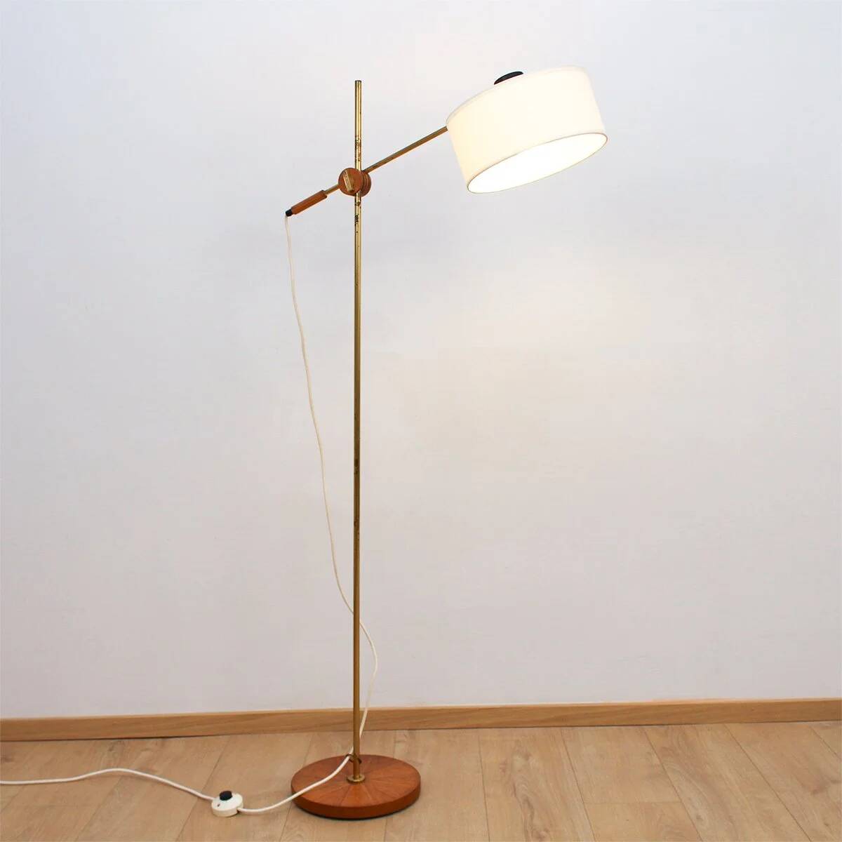 Floor lamp with a swivelling arm