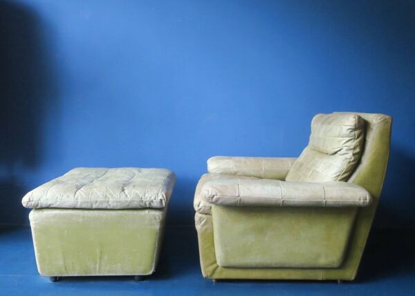 Fauteuil et repose-pieds en cuir patchwork vert olive par Laauser, années 1970.