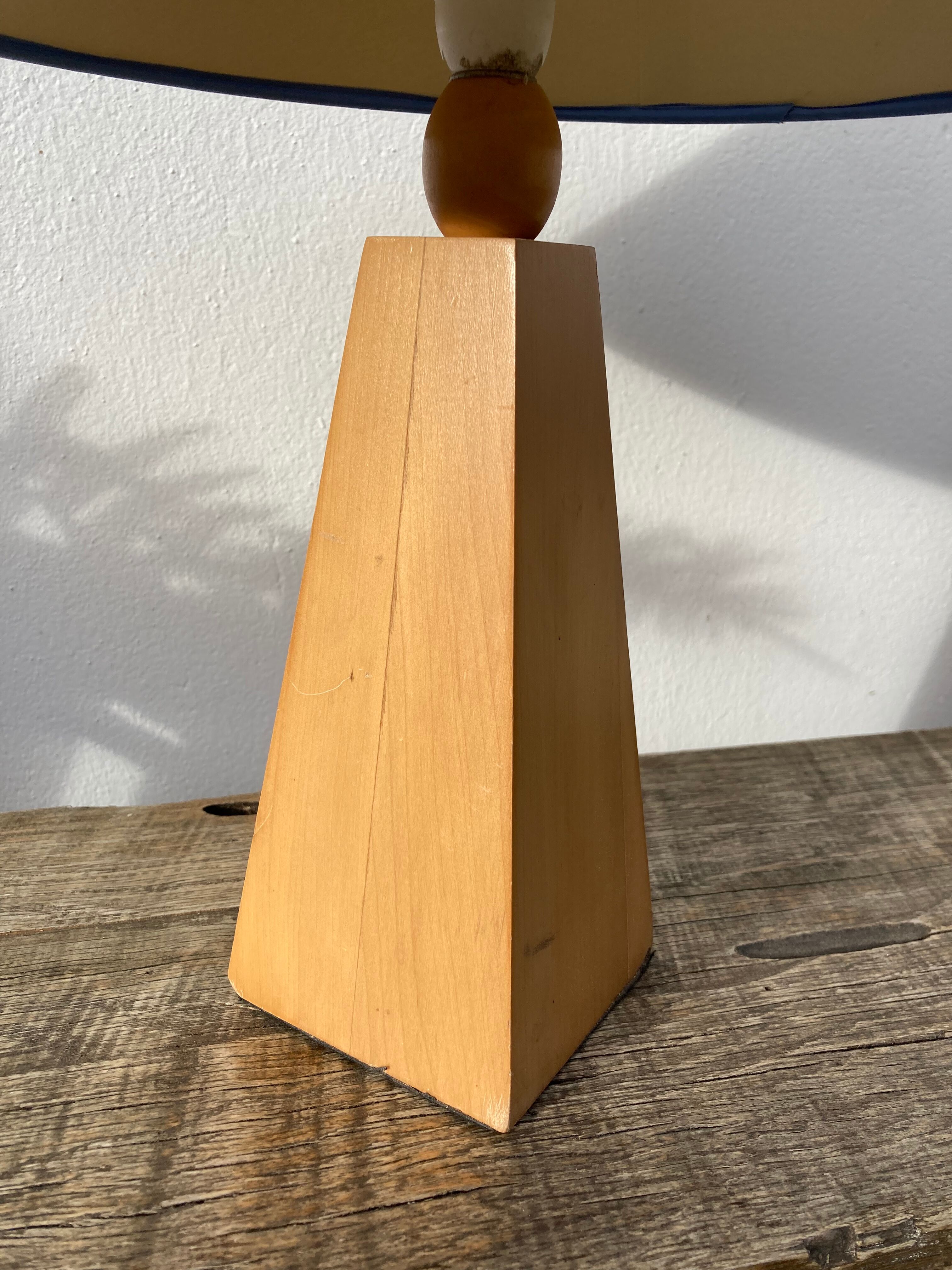 Lampe pyramide 80 en bois et abat jour bleu